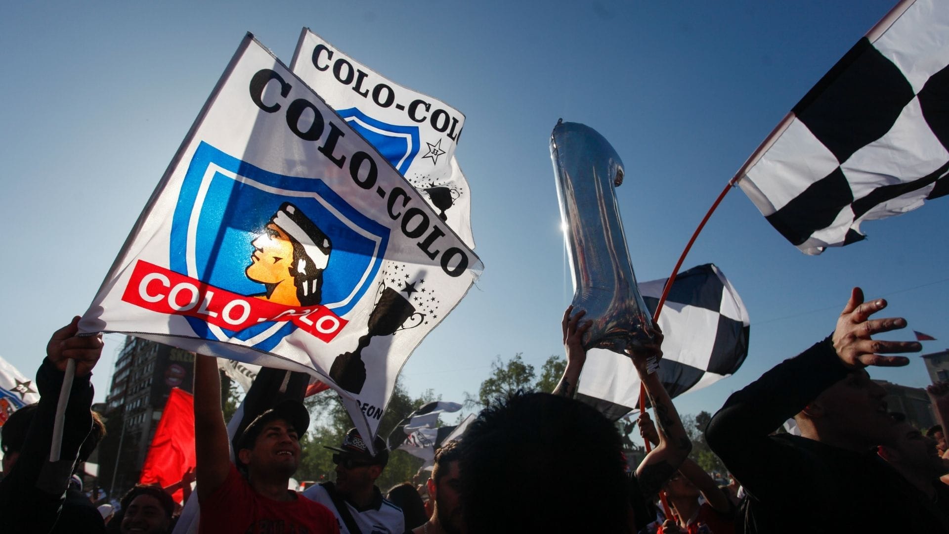 Vehículo con hinchas de Colo Colo choca tras regresar de masiva despedida del equipo: Accidente dejó múltiples heridos