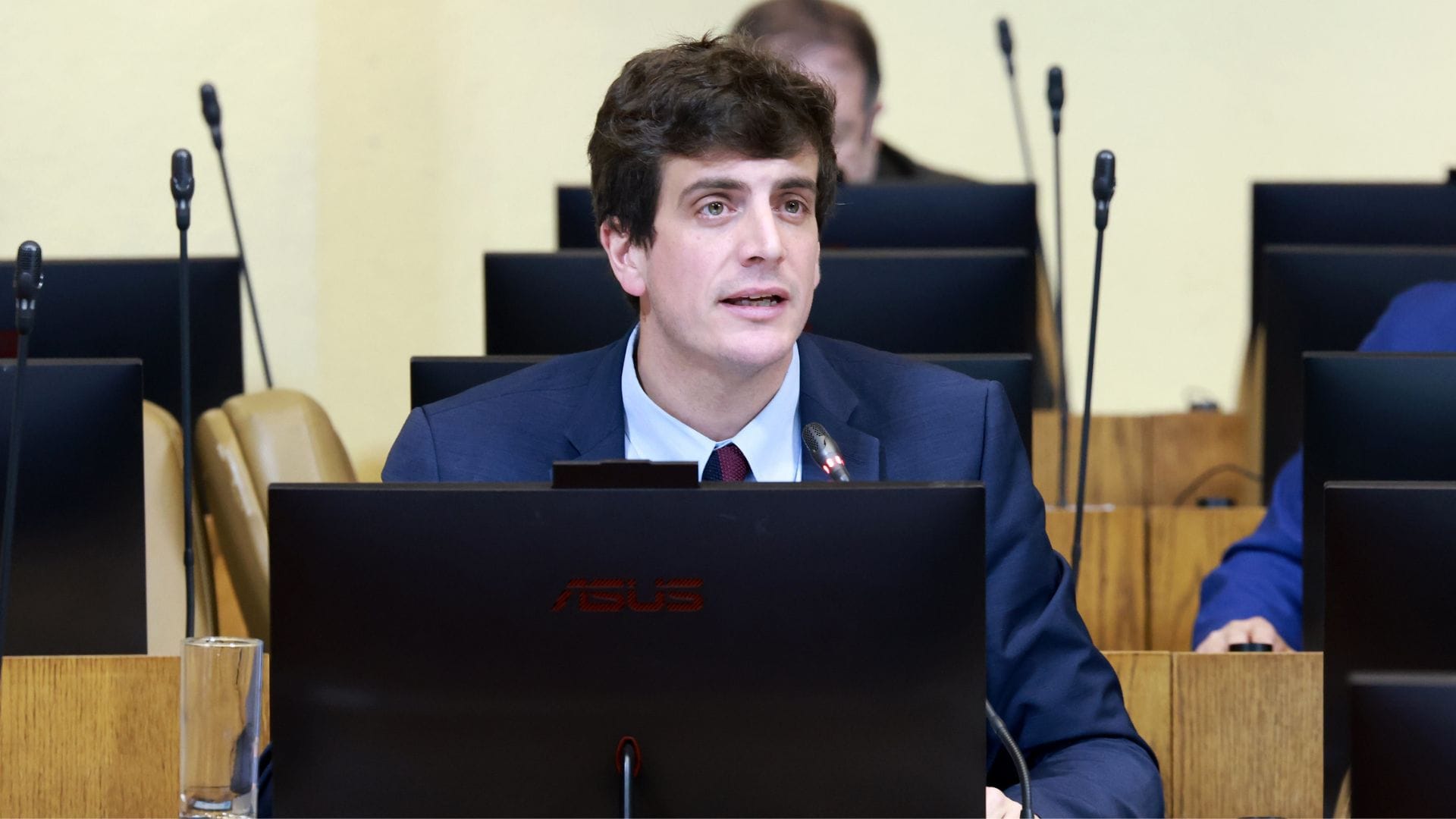 “El candidato a gobernador de la izquierda festejaba con las manos arriba la dictadura de Maduro”: Schalper arremete contra Navarro por postura sobre Venezuela