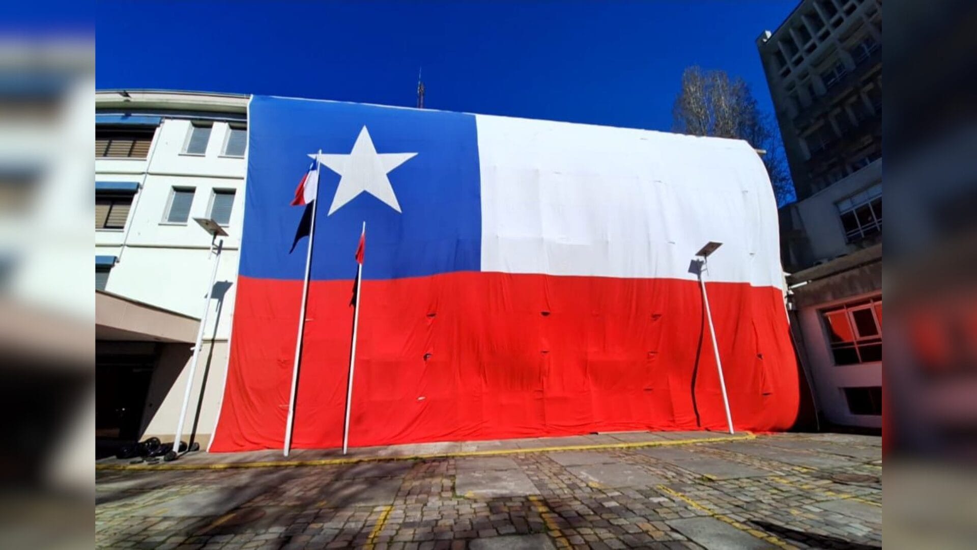 Gigante bandera chilena es exhibida en la fachada del Comando de Operaciones Terrestres de Concepción