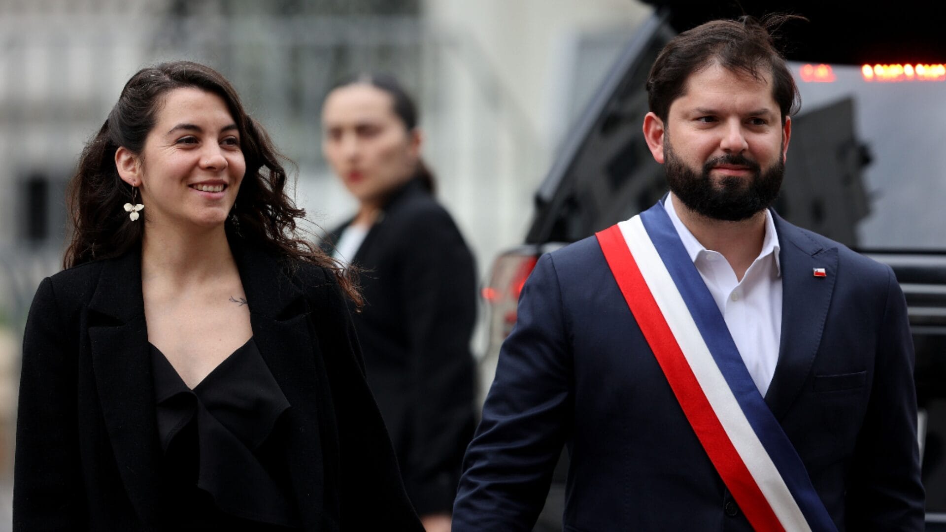 Presidente Gabriel Boric llega a Gala Presidencial por Fiestas Patrias con su nueva pareja