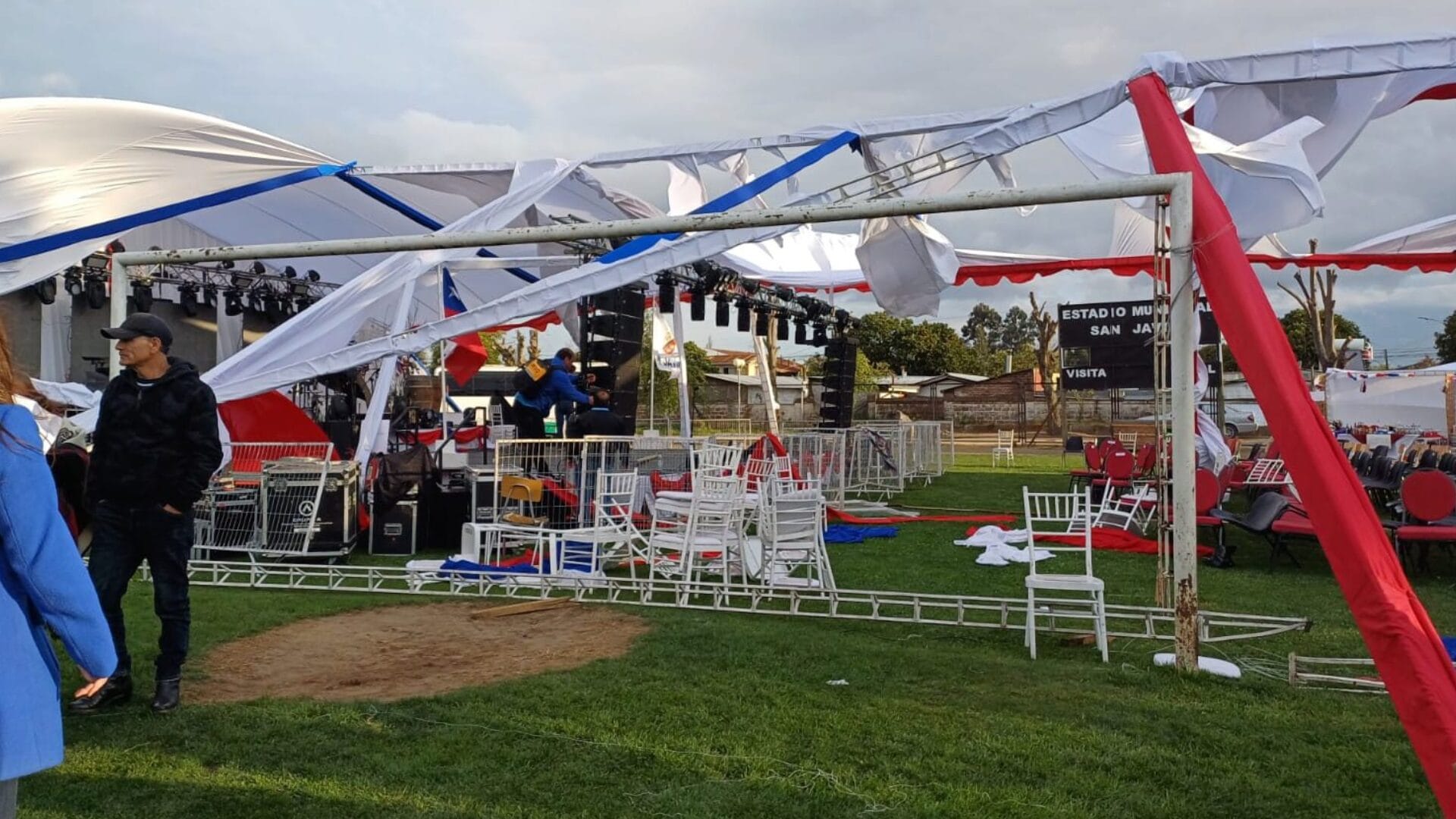 Fuertes vientos en San Javier causaron voladura de carpa principal de Fiesta de la Chilenidad