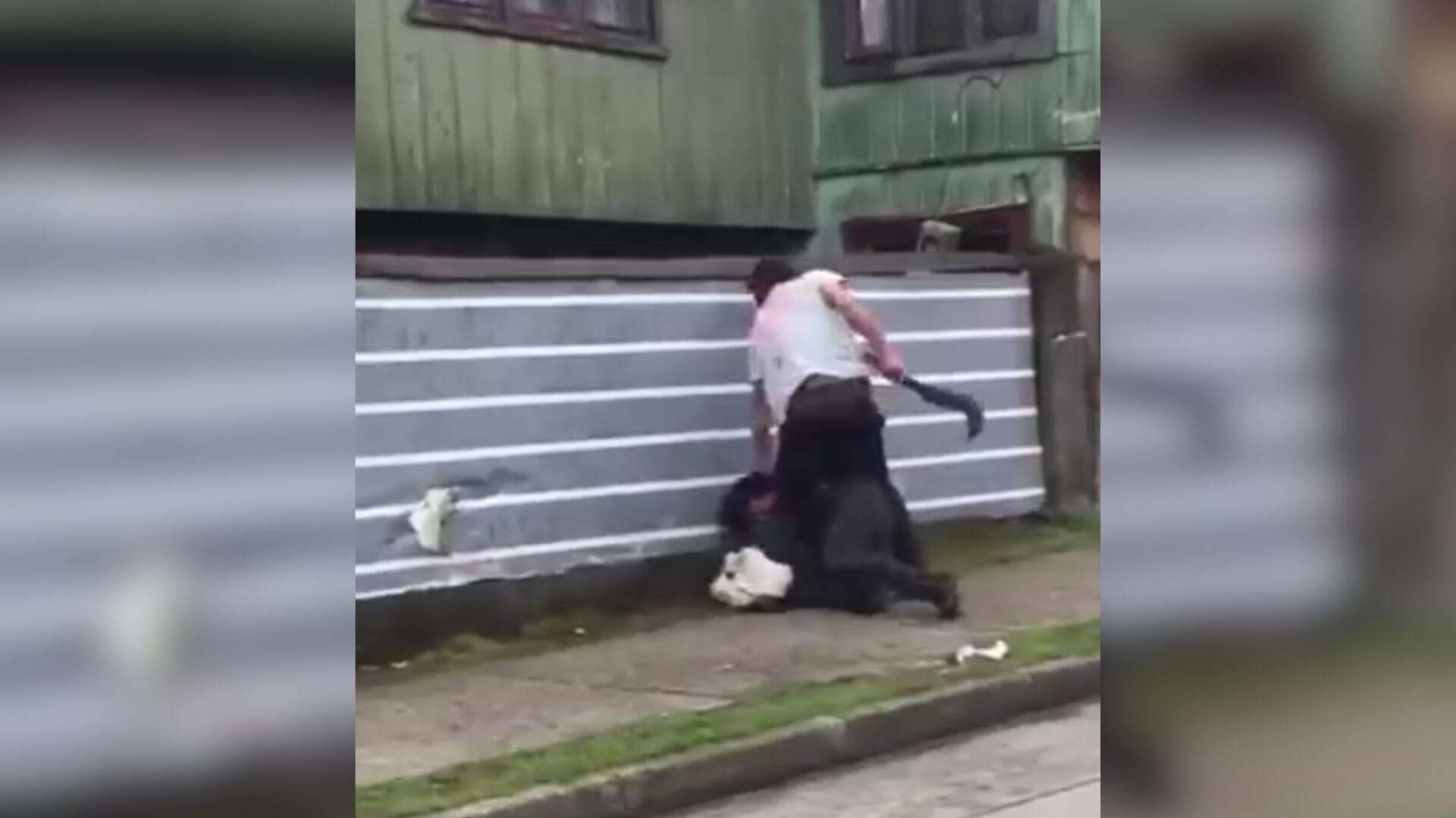 Violenta riña en Calbuco: Hombre amenazó con un machete a sujeto en plena vía pública