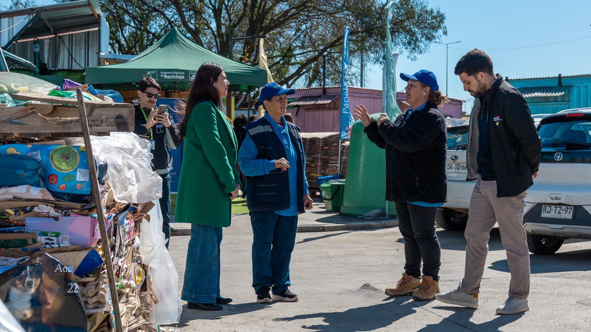 Empresa Camanchaca dona elementos para construcción de techo al Sindicato de Recicladores Biobío