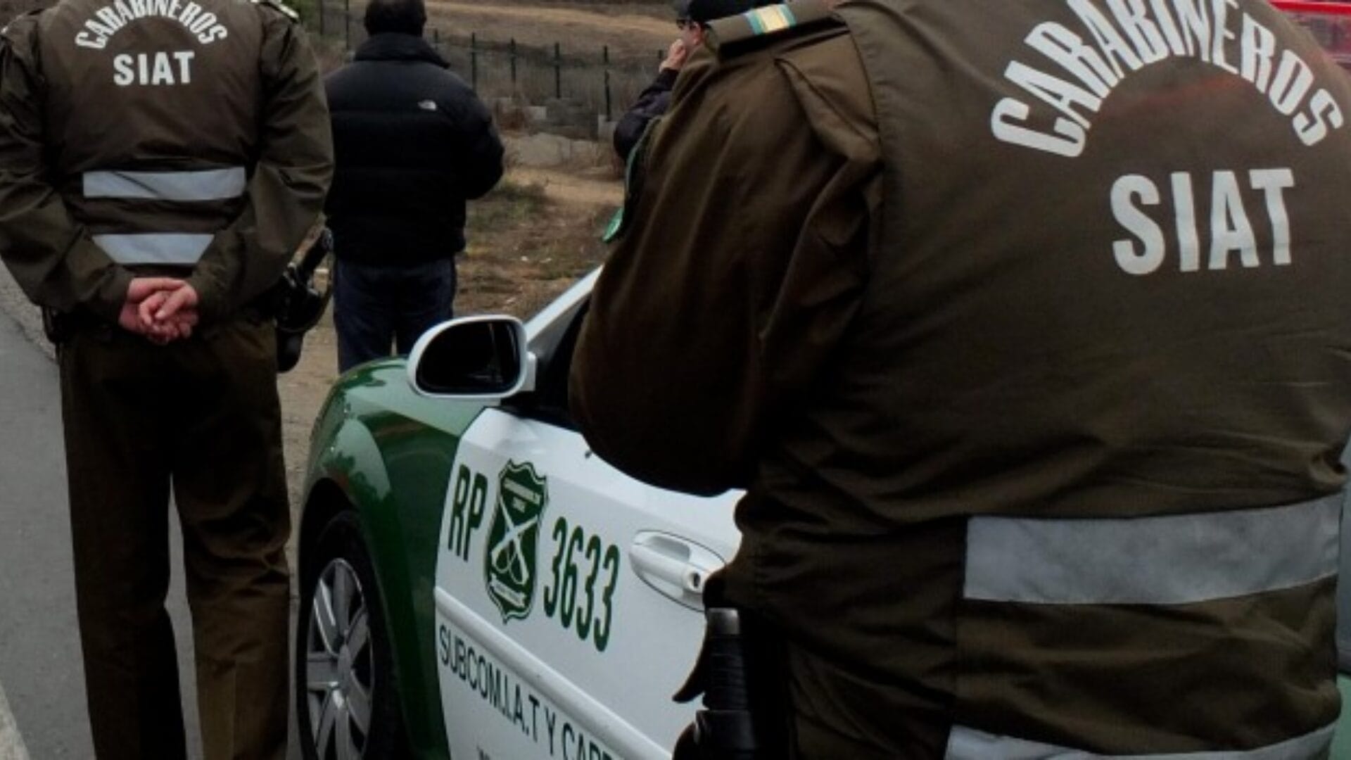 Dos personas gravemente heridas tras choque de vehículo contra un poste en la Región del Biobío