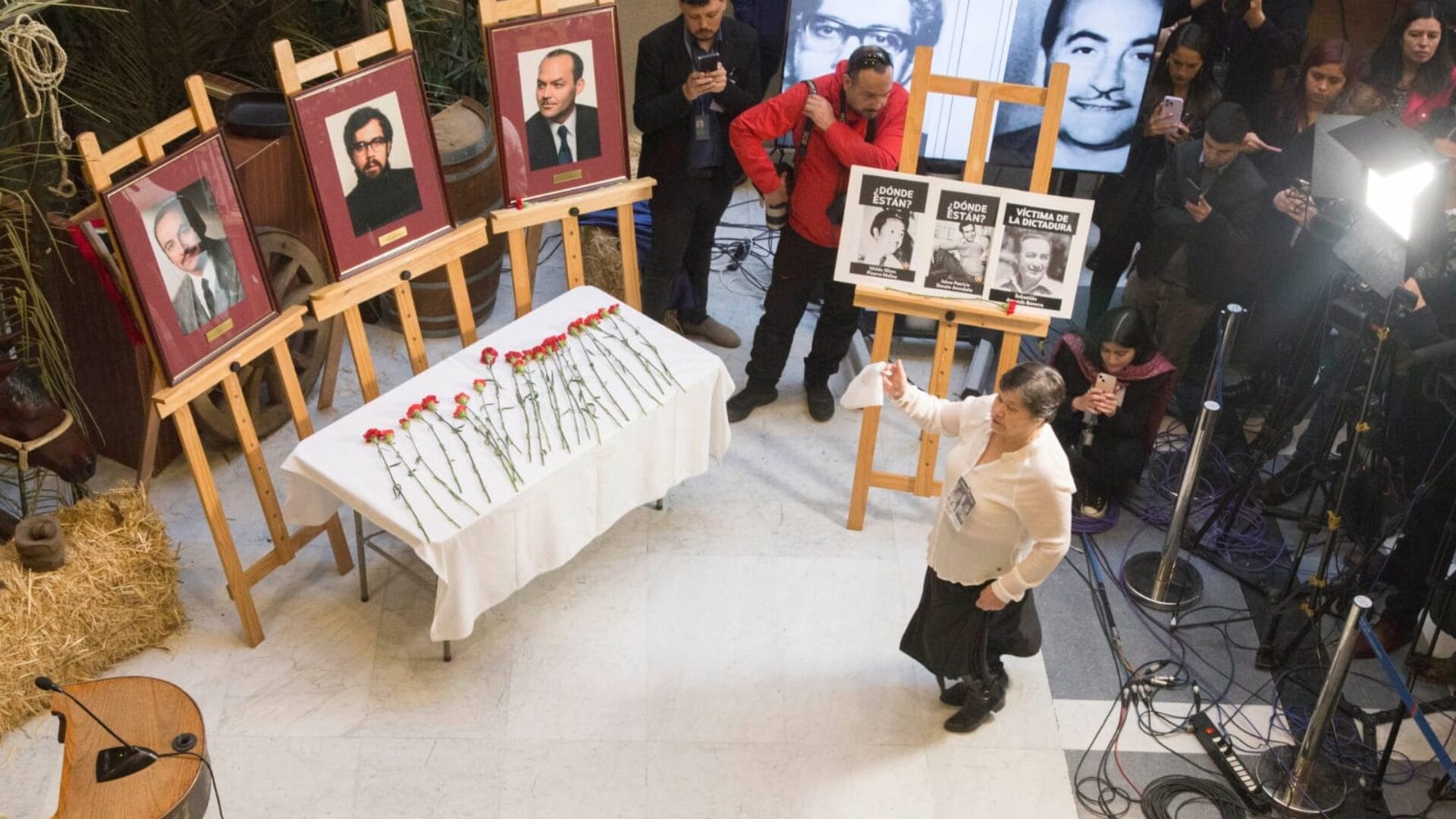 Diputada María Candelaria Acevedo bailó la cueca sola en acto conmemorativo por 11 de septiembre