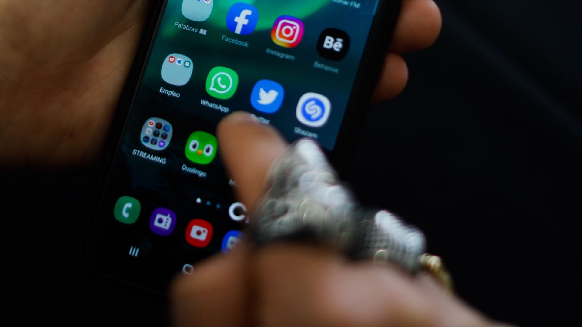 Así es la nueva estafa por WhatsApp con la cual delincuentes buscan acceder a tus chats e información privada