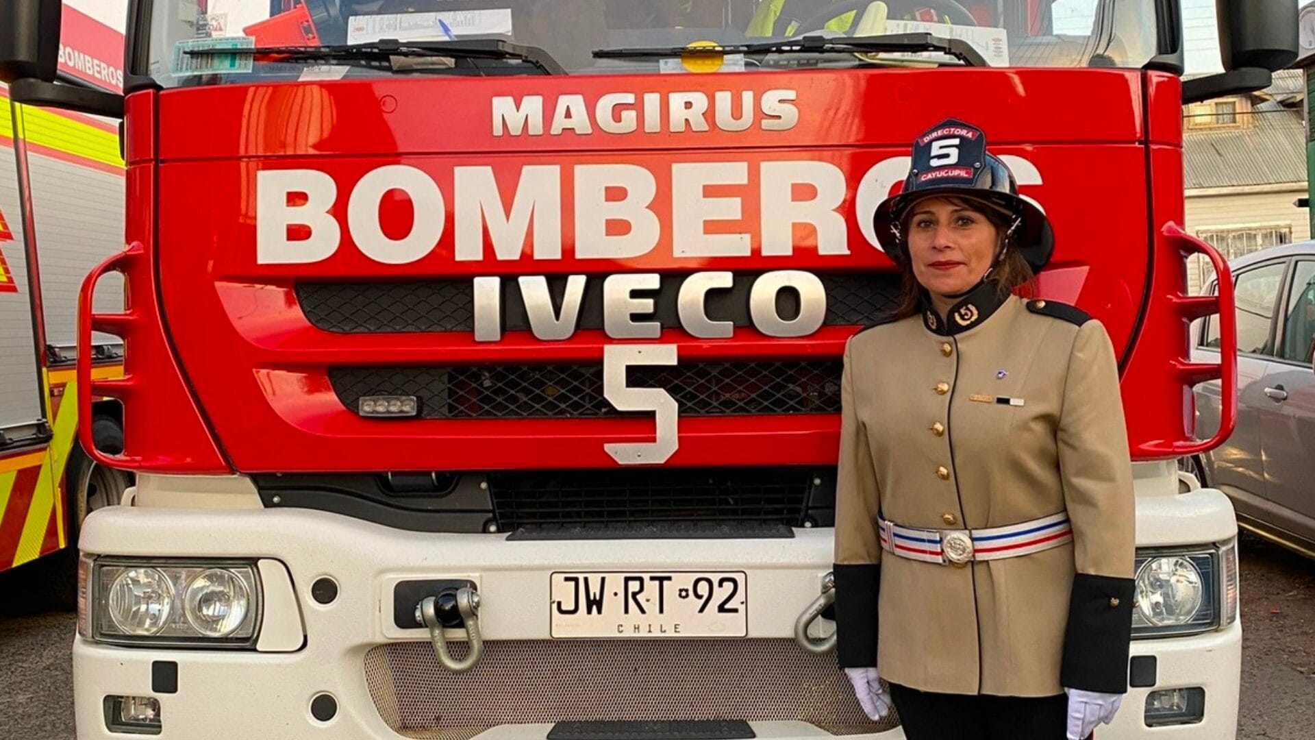 Mujer bombero desfila por primera vez al mando de un carro bomba en Cañete