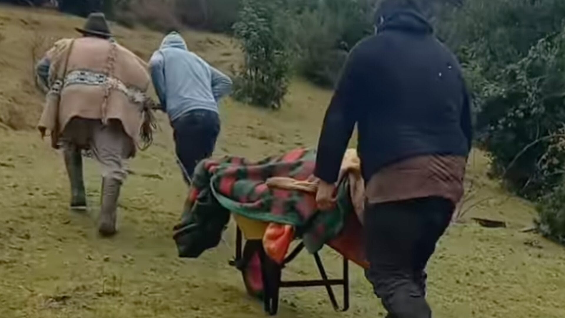 Abren sumario tras denuncia de paciente que fue trasladado en carretilla hasta consultorio en Panguipulli