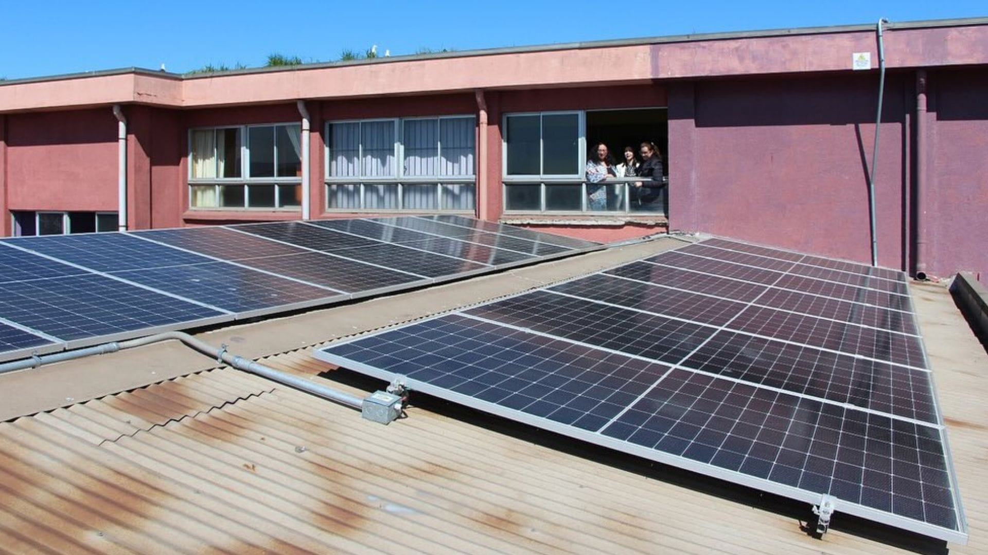 Instalan sistema de paneles solares en la Escuela Libertad de Talcahuano