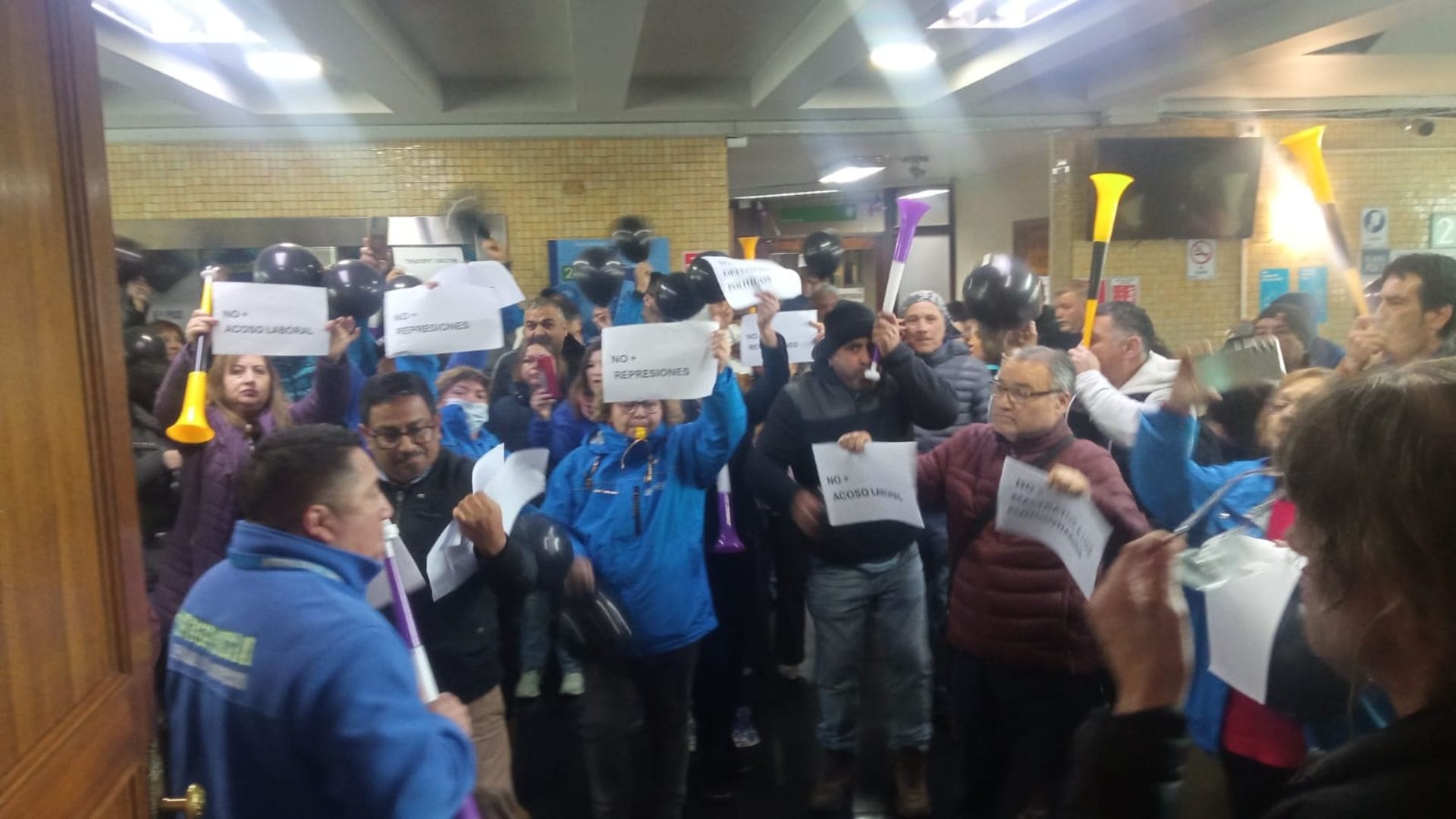Funcionarios en huelga interrumpen Concejo Municipal de Concepción: Rechazan diálogo con el alcalde Ortiz