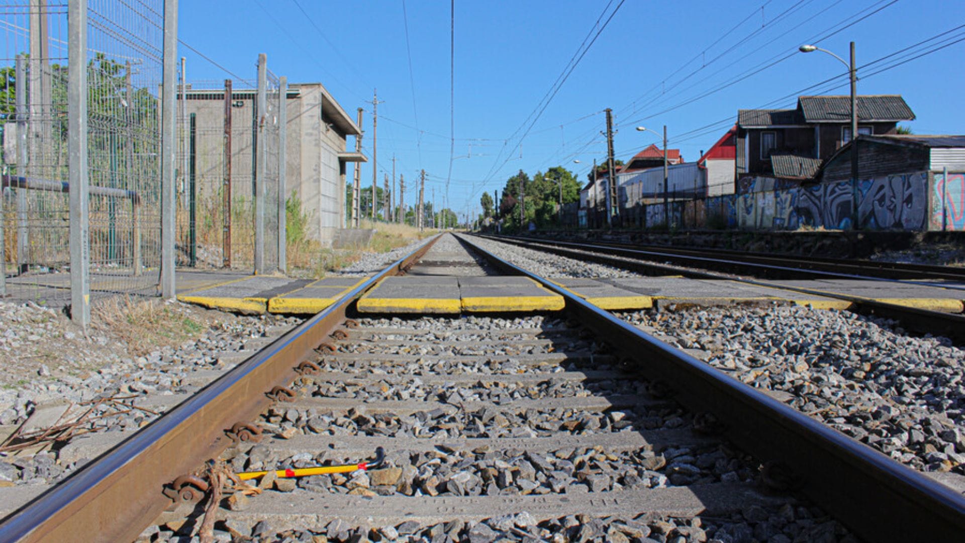 Hombre pierde sus extremidades inferiores tras ser atropellado por tren en Los Ríos