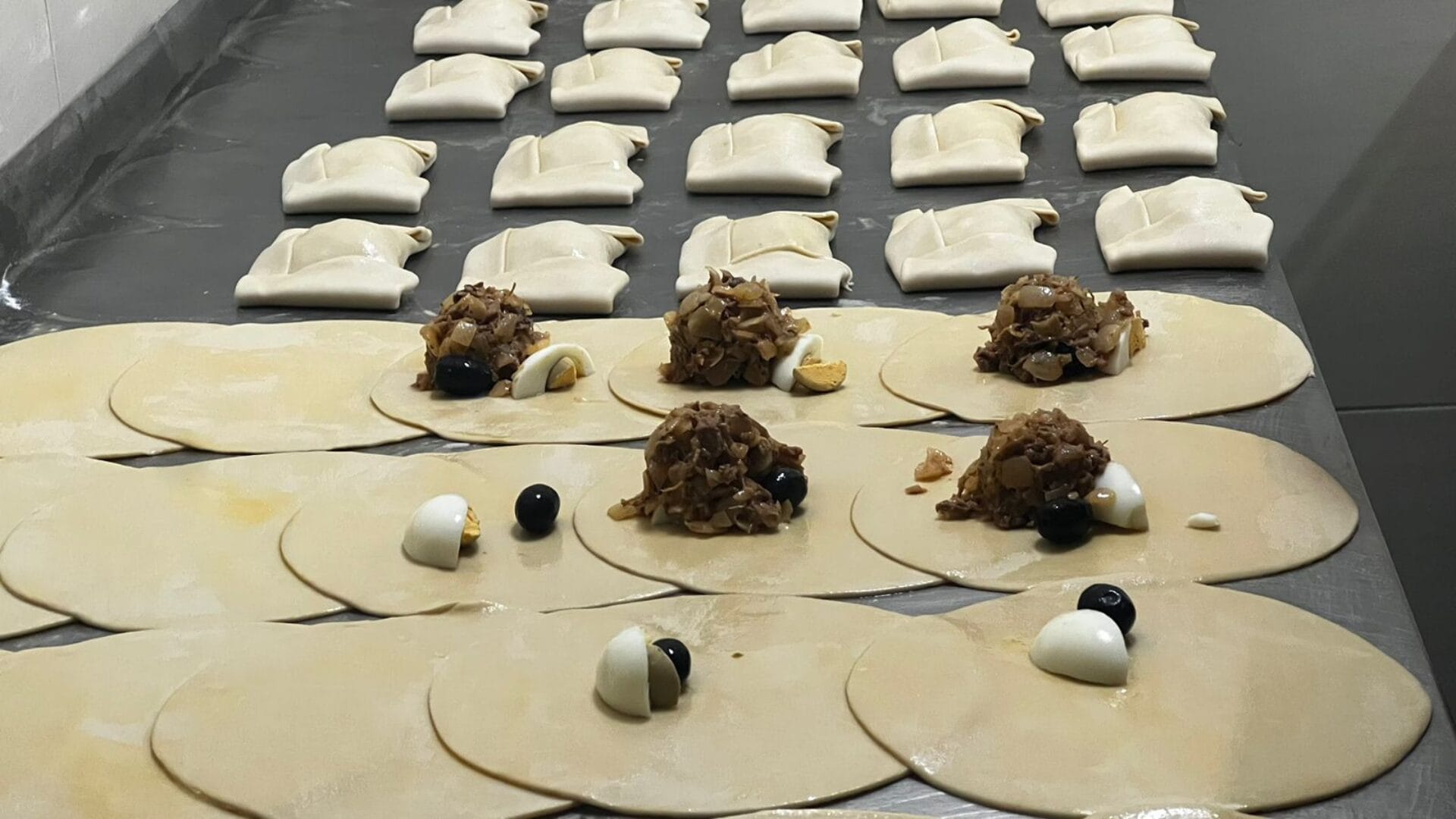 Clásica fábrica de Concepción revela uno de sus secretos para preparar una buena empanada
