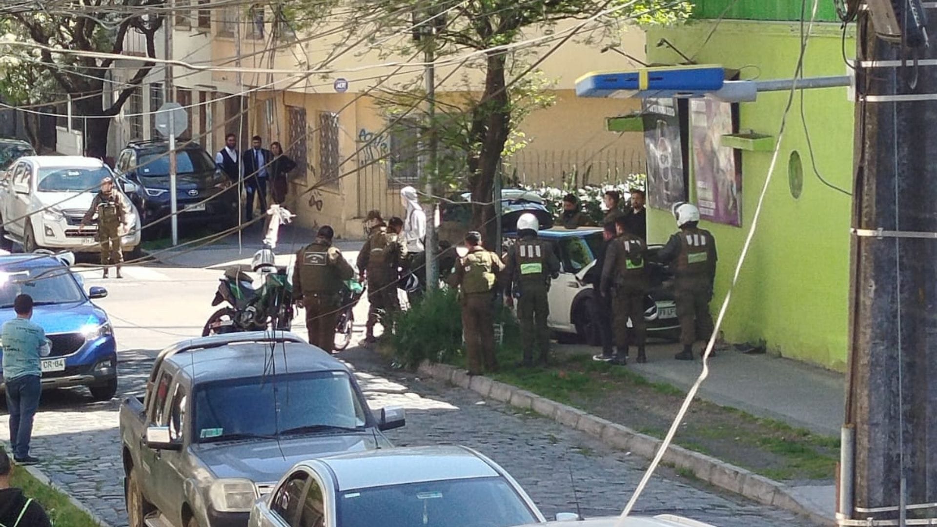 ¡Huían de Carabineros en Concepción! Chocaron contra una emblemática licorería en calle Maipú
