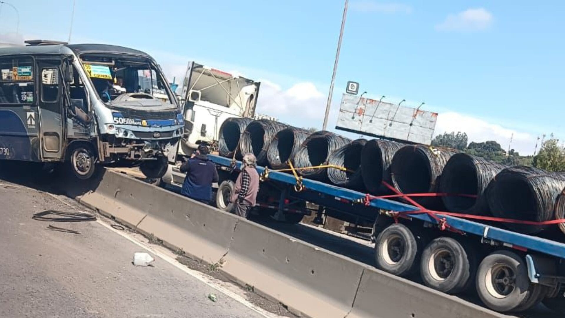 Accidente de tránsito habría dejado a dos personas atrapadas en microbús frente a cárcel El Manzano en Concepción