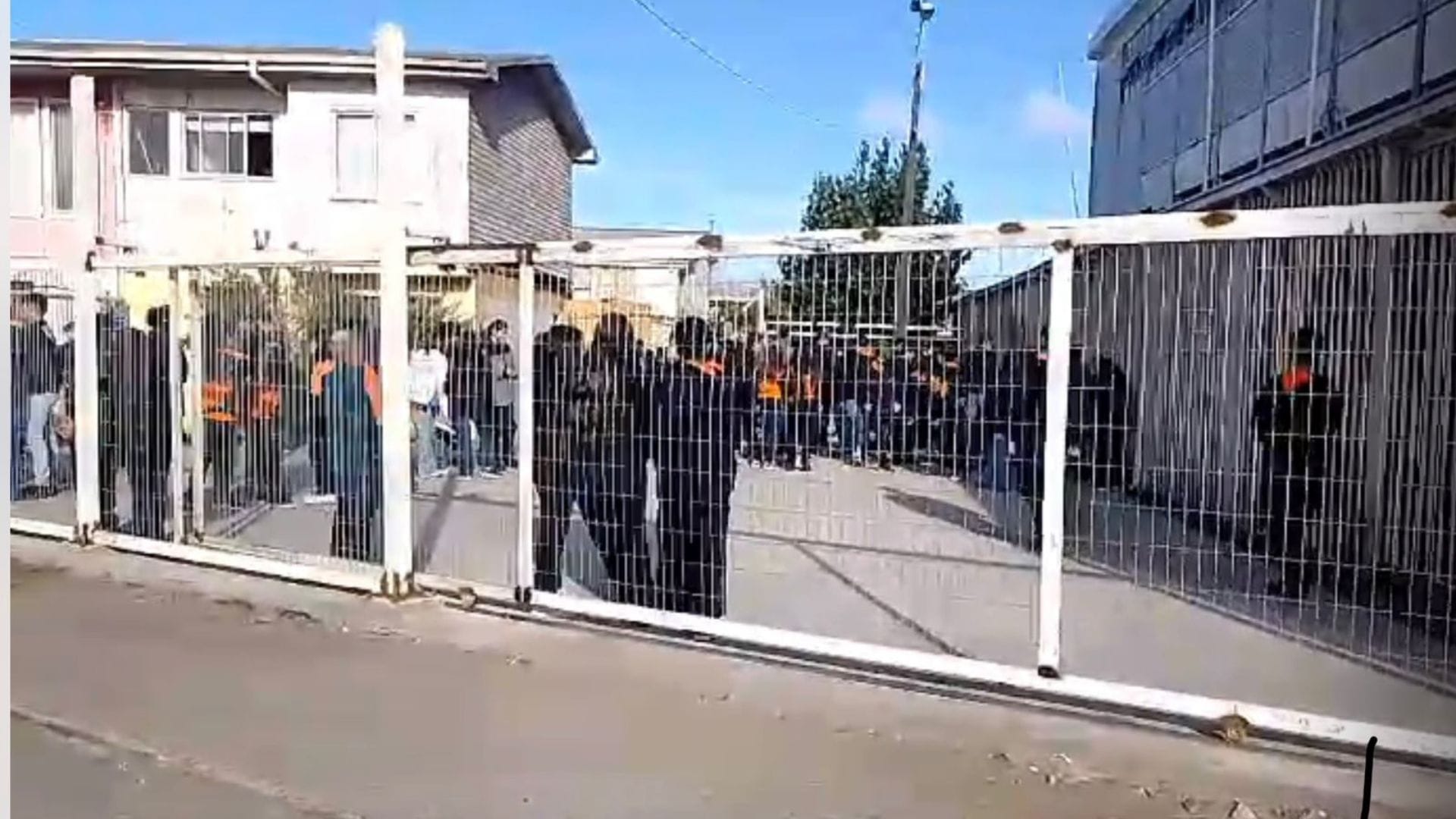 Vecinos de Hualpén reclaman por colegio que “se tomó” un pasaje y lo usa como patio para los alumnos