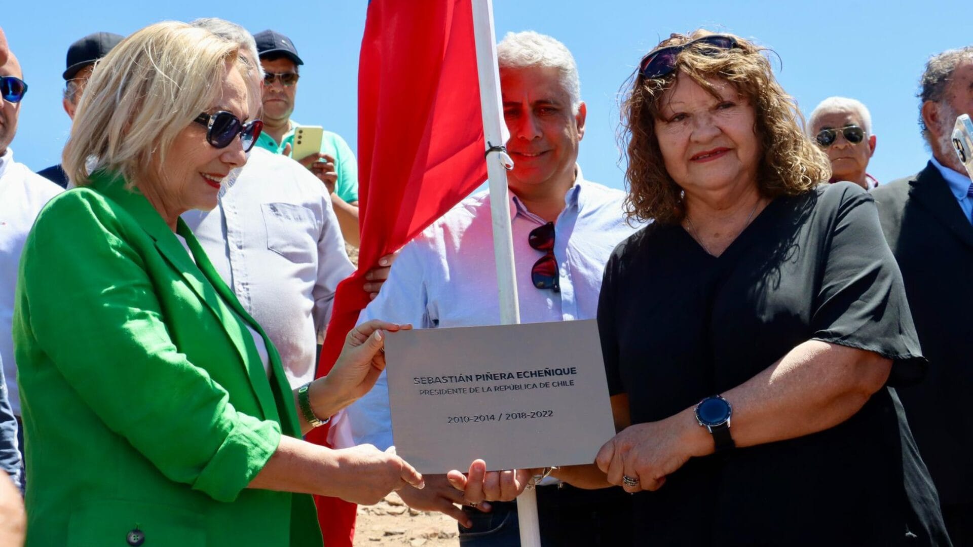 Mineros rinden homenaje a expresidente Piñera e instalan bandera número 34 en su honor