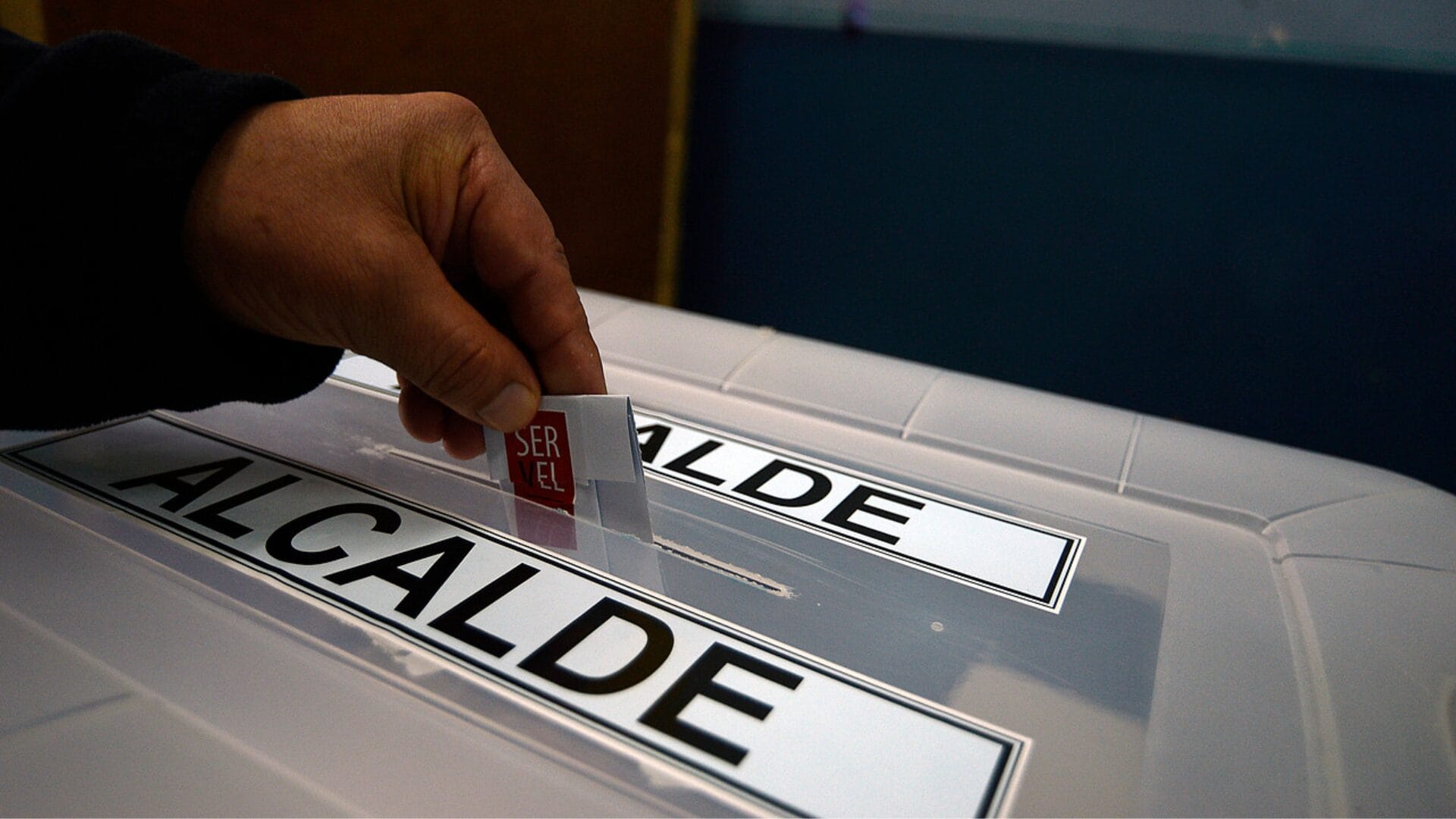 Detienen a vocal de mesa en centro de votación de Macul: Tenía orden de arresto desde hace un año