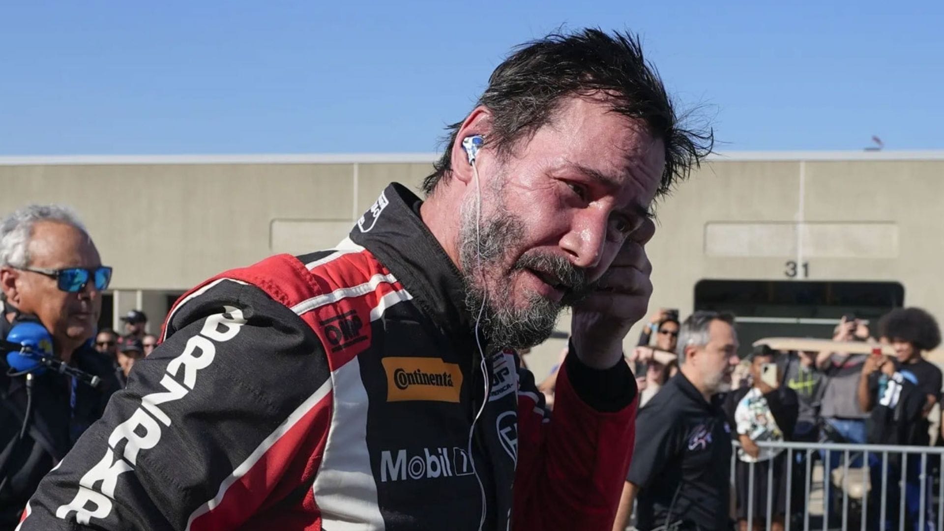 El accidentado debut de Keanu Reeves como piloto de carreras de autos