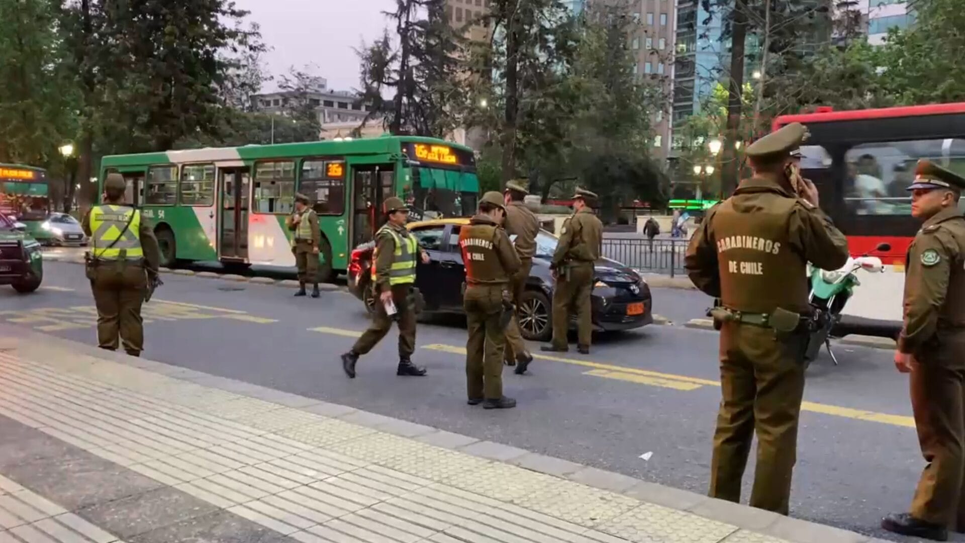 Taxista es detenido en Santiago tras atropellar a carabinero y huir de fiscalización