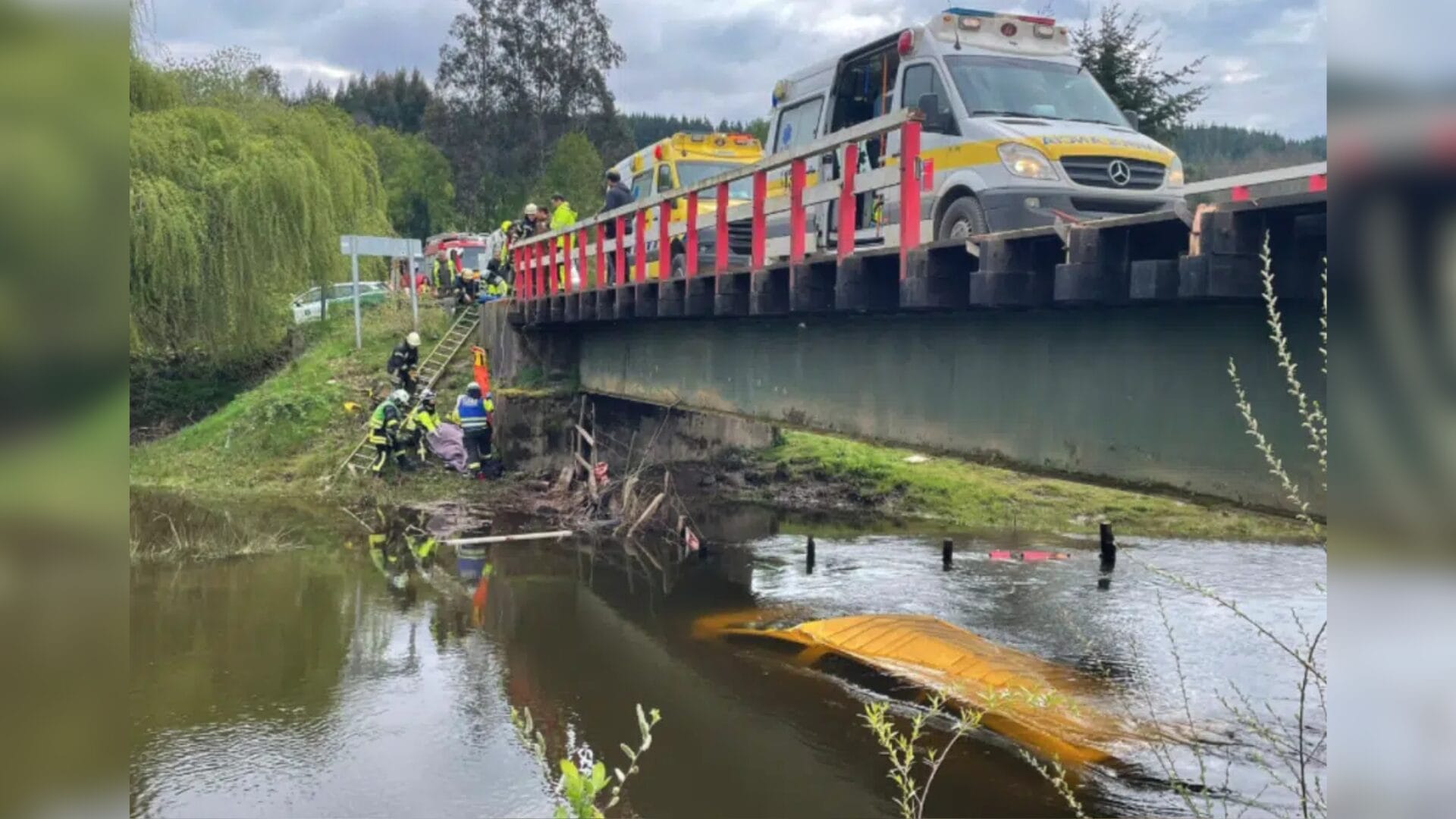 Furgón escolar queda sumergido en el río Collilelfu en Paillaco tras caerse de un puente