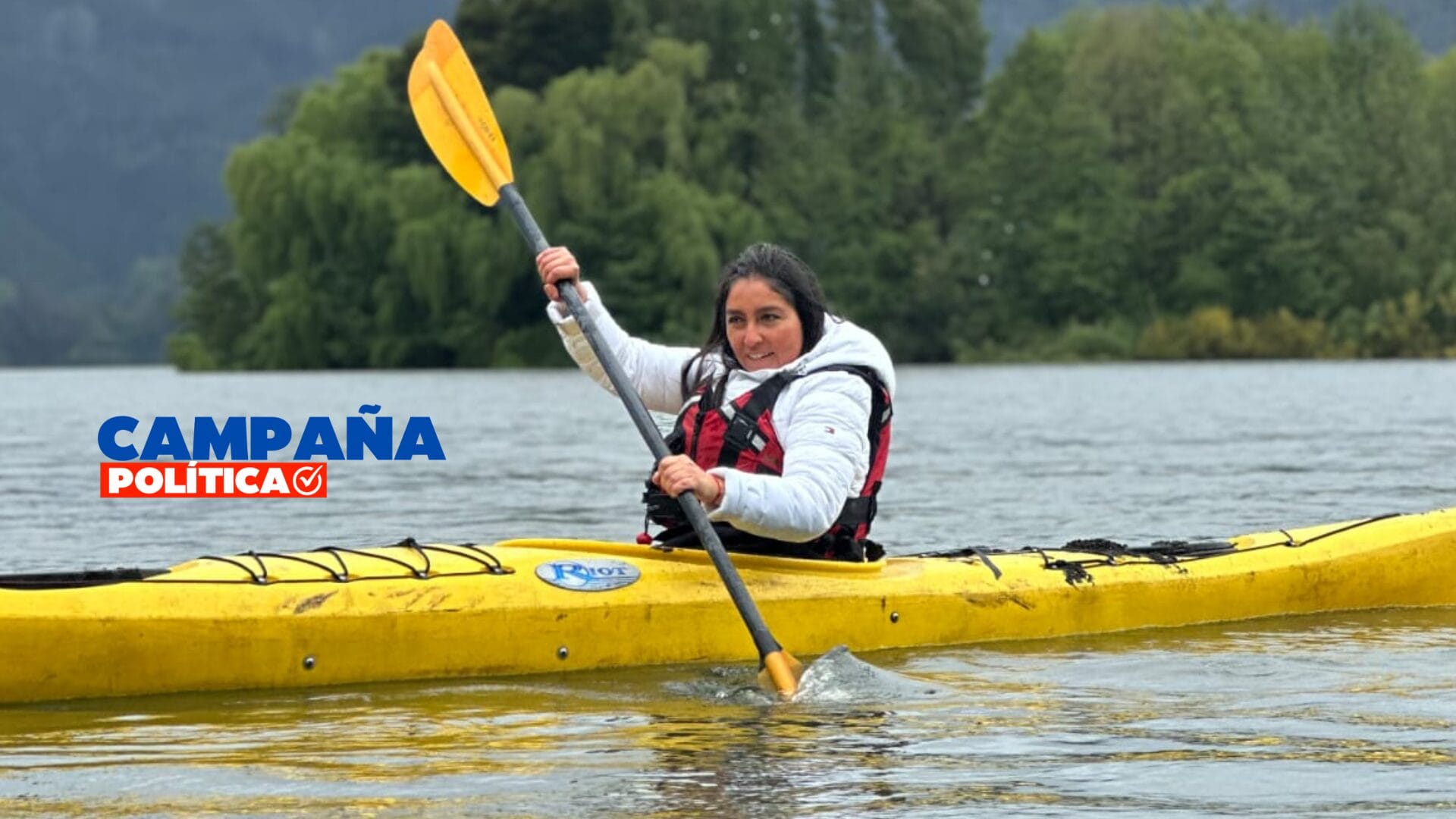 Ana Araneda, candidata a gobernadora, cierra su campaña en las aguas del río Biobío