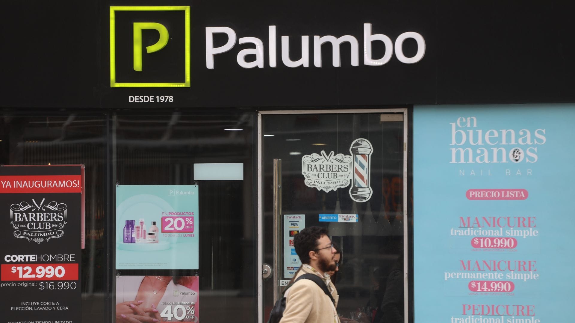 Peluquerías de cadena piden propina: Sernac oficia a Palumbo y Glam&Co tras reclamos