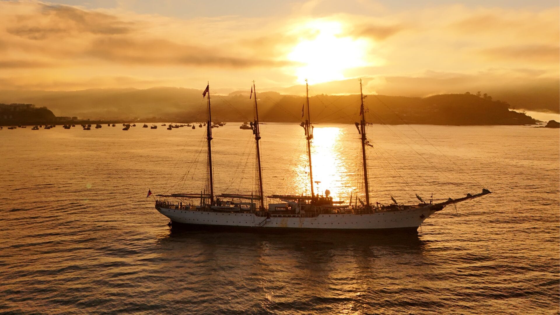 Buque “Esmeralda” recaló por primera vez en el puerto de Lota