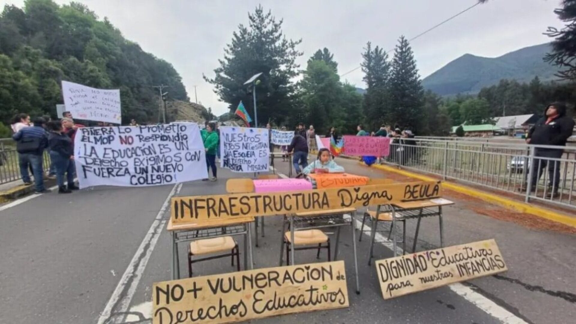 Comunidad de Callaqui en Alto Biobío protesta por larga demora en reconstrucción de escuela incendiada