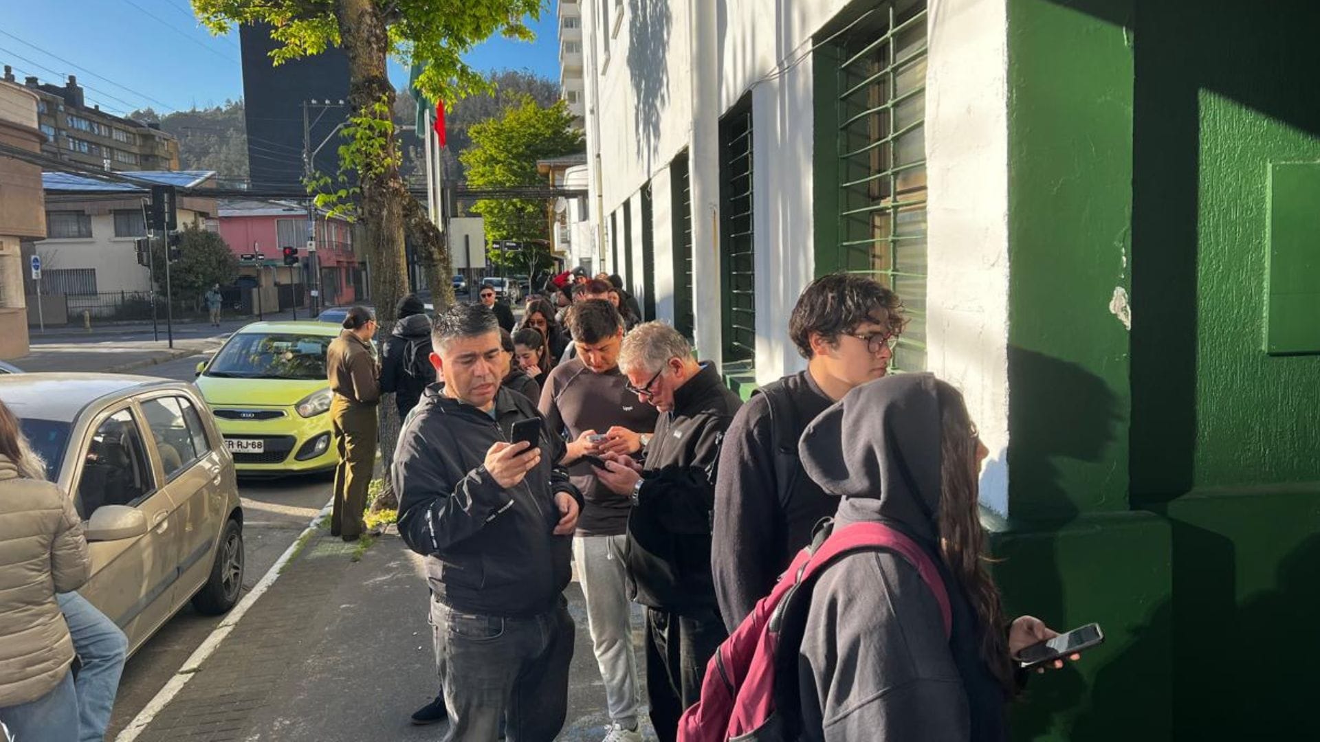 Una extensa fila para excusarse de votar se aprecia en la comisaría de Concepción: Conoce el caso a caso