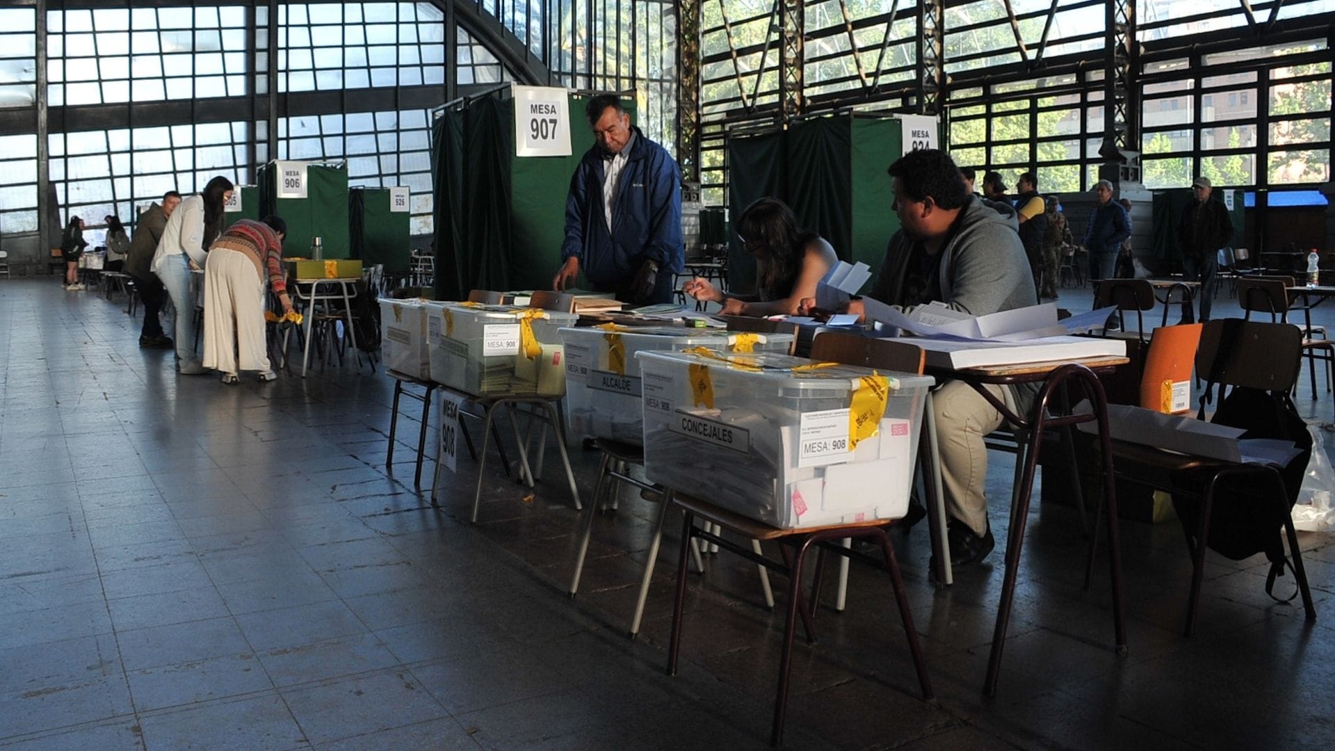 Carabineros llegan a Estación Mapocho para tomar declaraciones por votos marcados