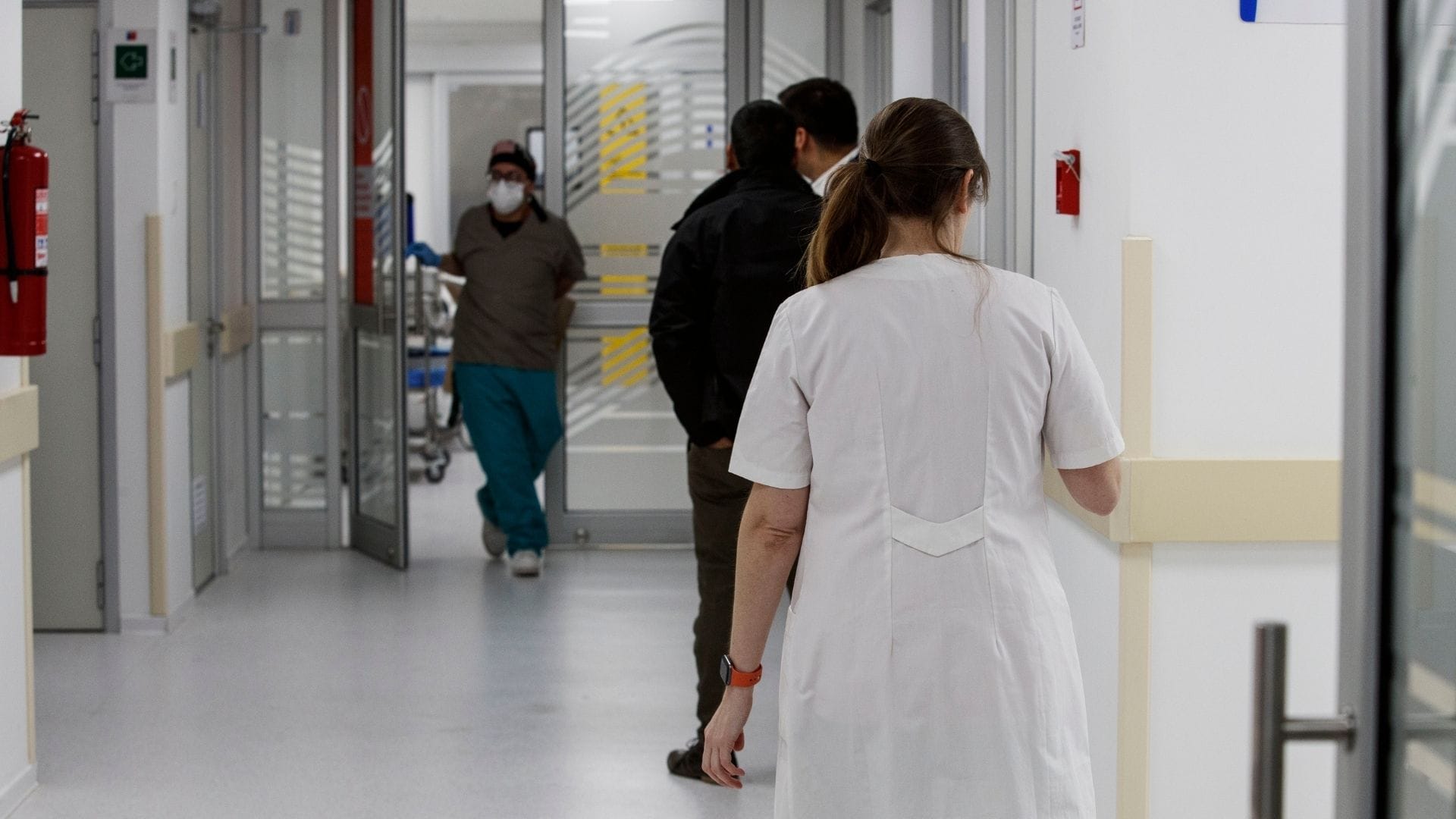 Crítica situación en el Hospital San Borja: Funcionarios denuncian filtración de aguas servidas
