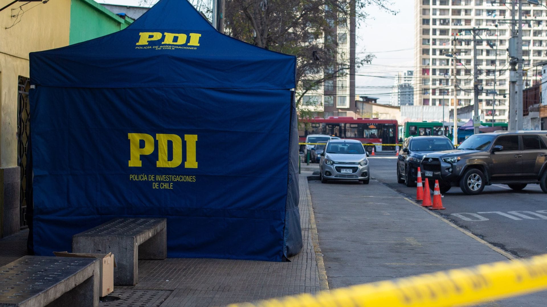 Se descartaría un robo: Asesinan a conocido cuidador de autos cerca de terminal de buses en Estación Central