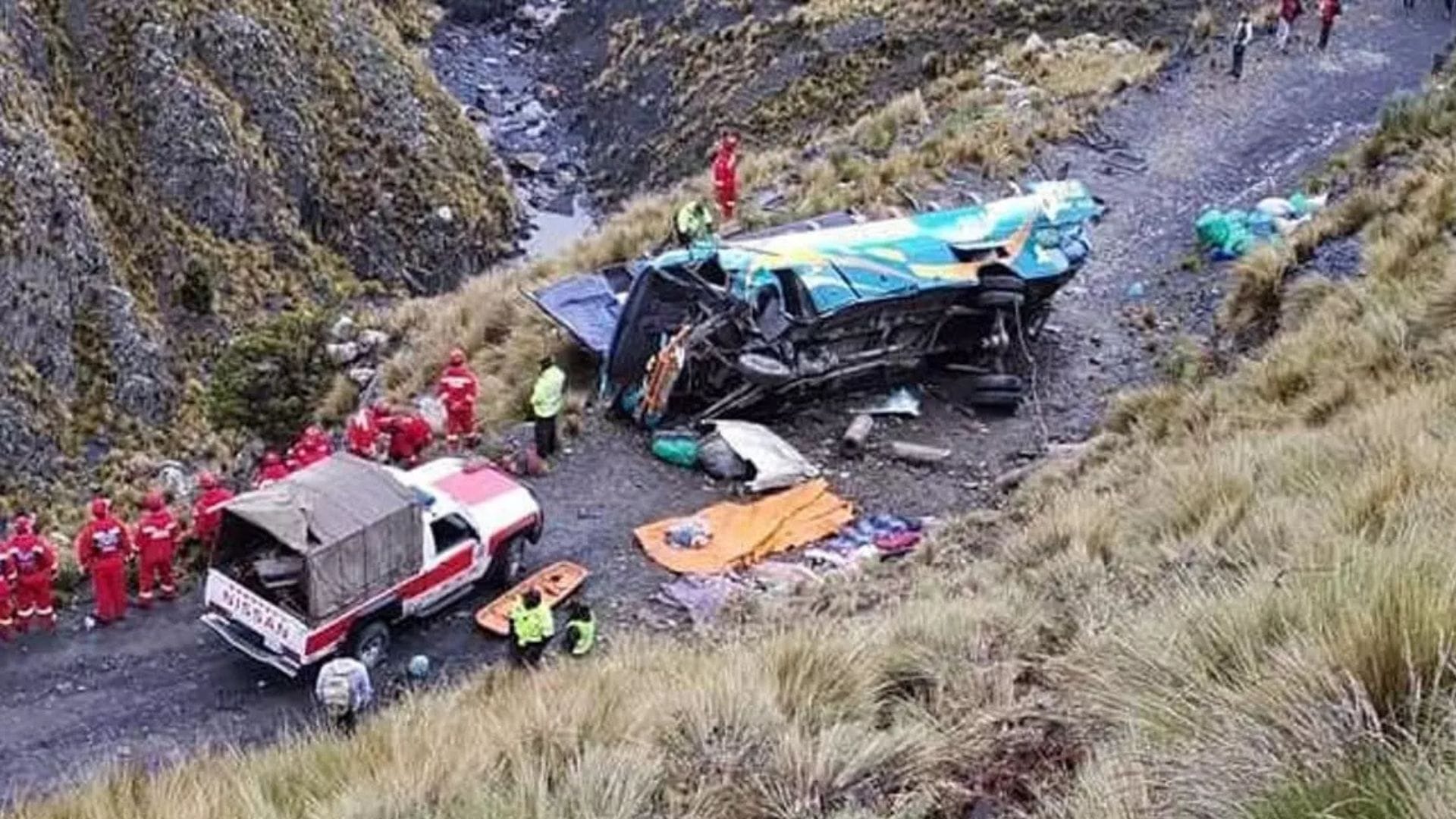 Bus con pasajeros cayó por un barranco: Reportan al menos 8 muertos y varios heridos tras accidente en Bolivia
