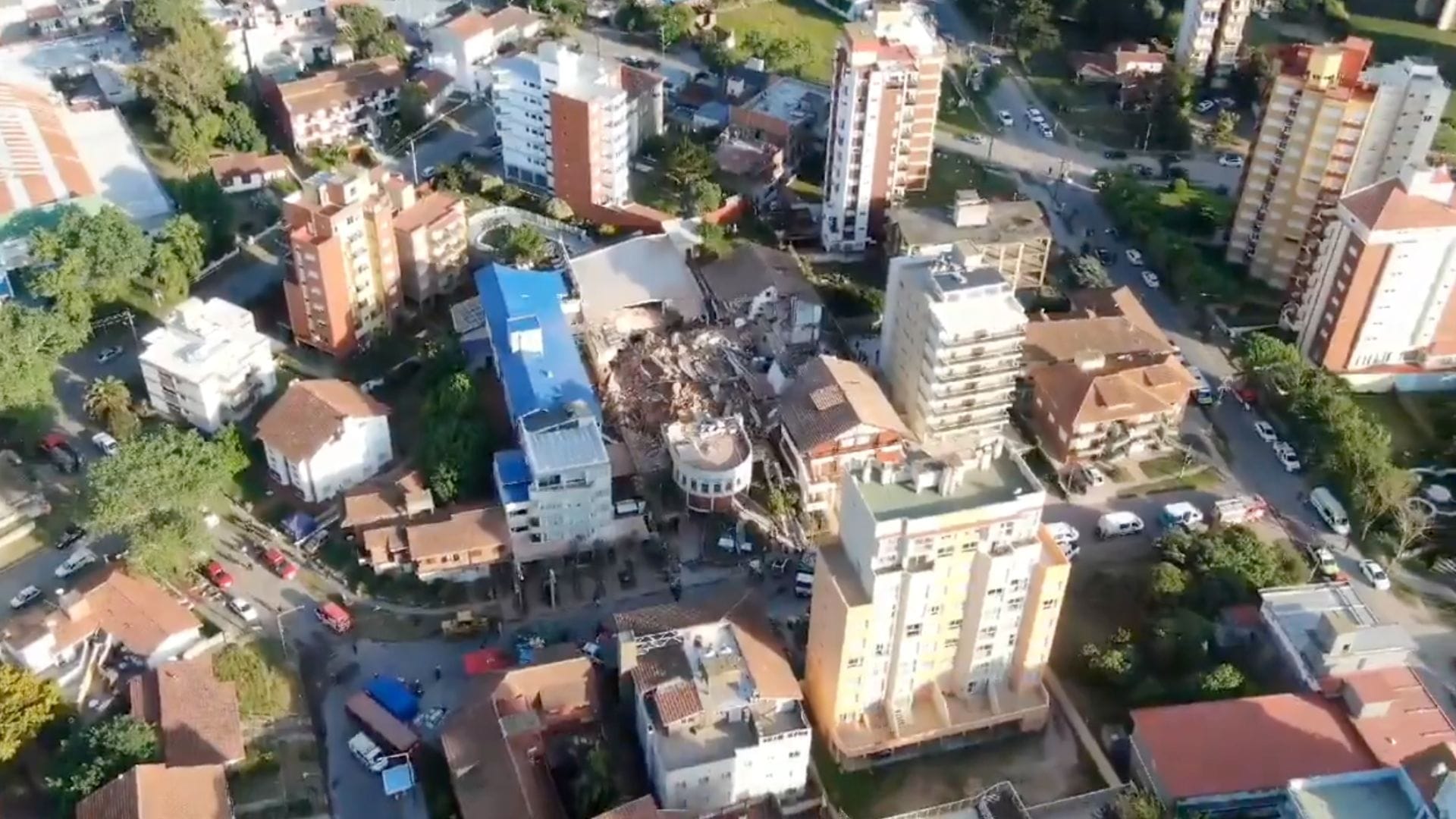 Varias personas están atrapadas: Edificio de 10 pisos se derrumba y cae sobre otro en localidad de Argentina