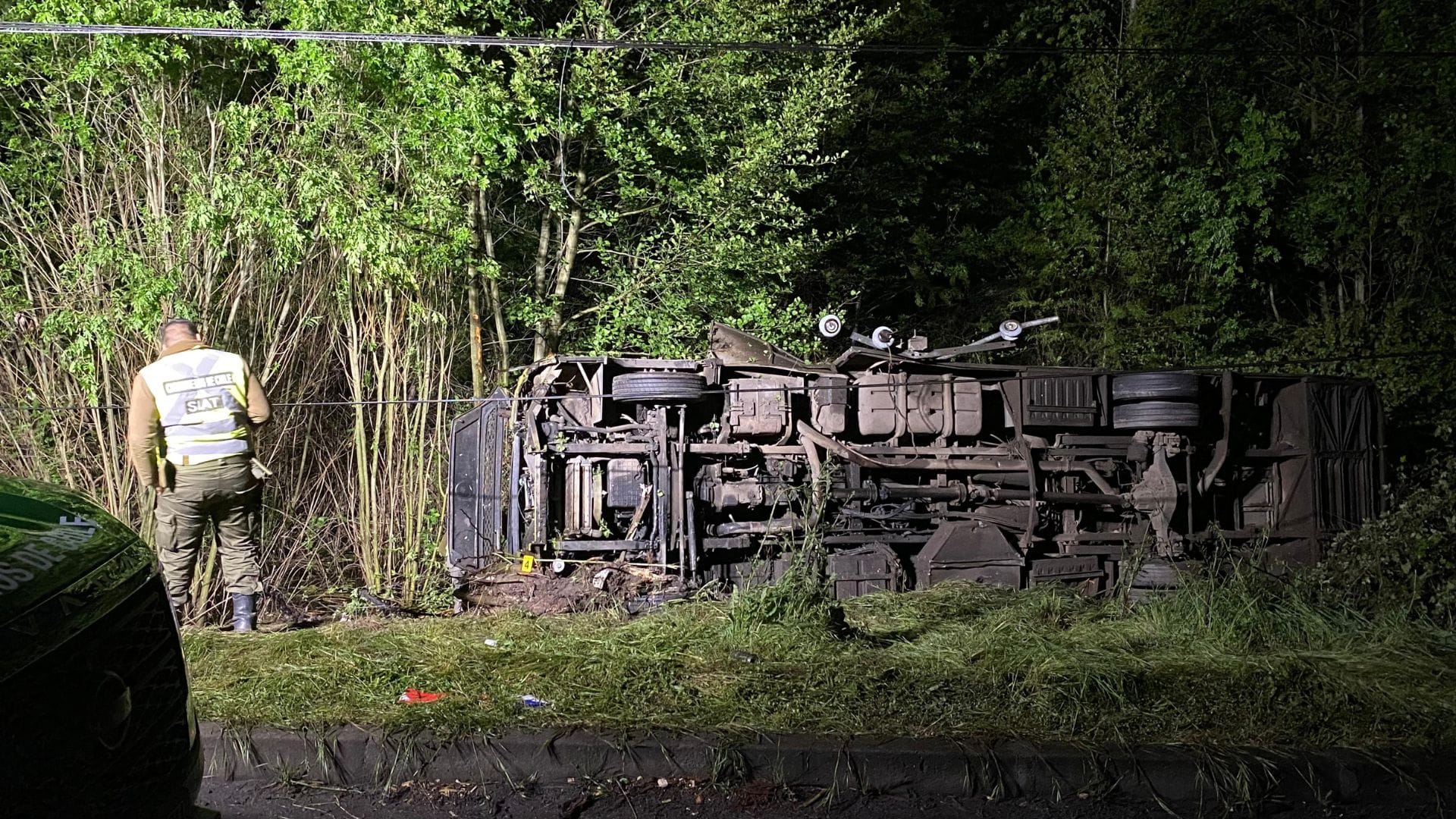 Dos fallecidos tras grave volcamiento de bus en el recorrido Los Ángeles – Laja