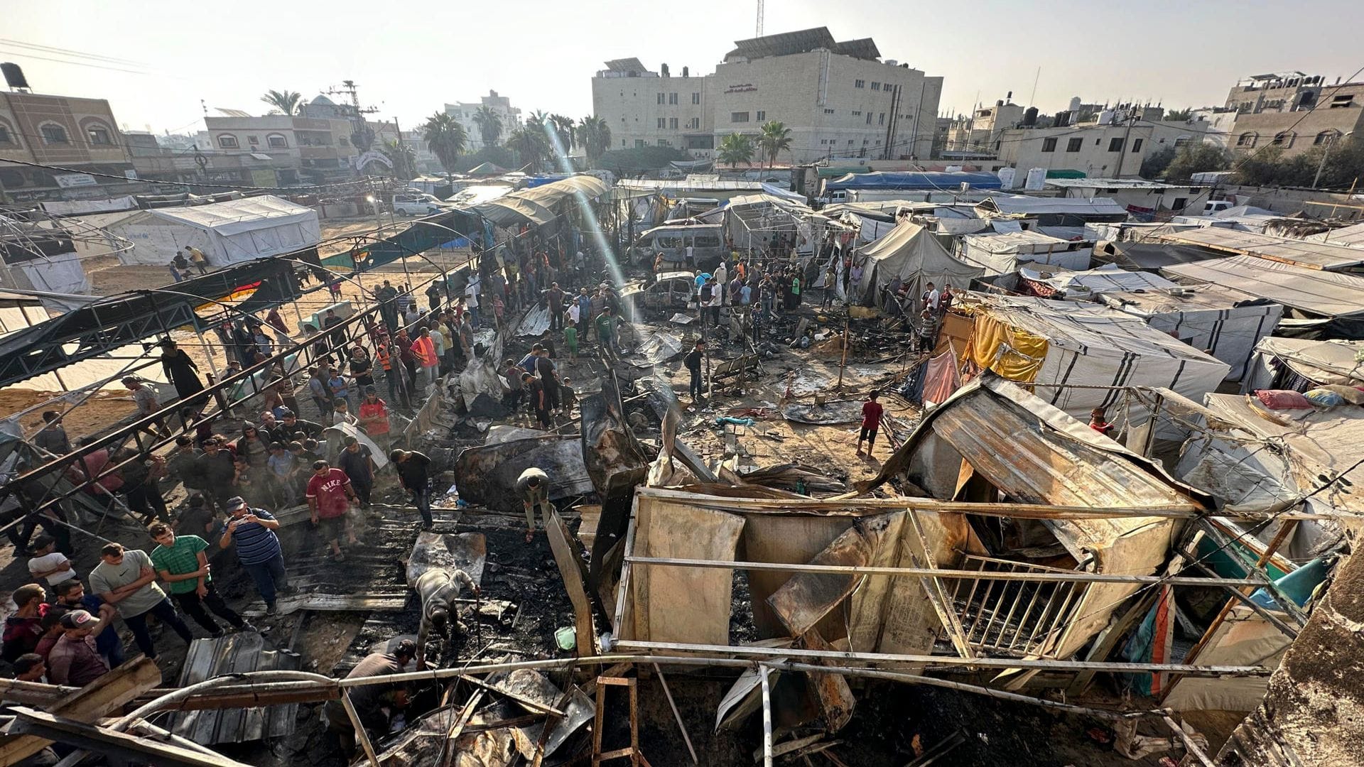 Israel mata al menos a 10 personas al atacar un centro de distribución de ayuda de la ONU en Gaza