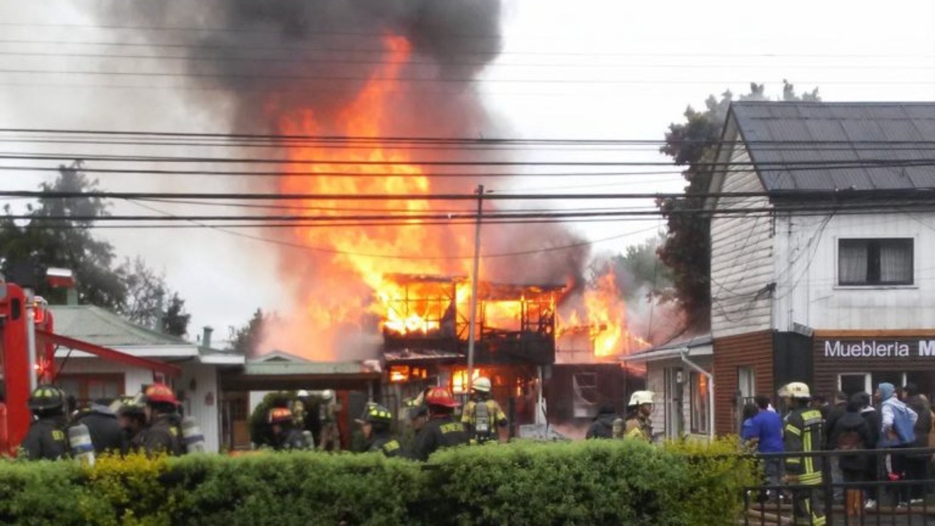 Familia compuesta por dos adultos y dos niños fallece en un trágico incendio que destruyó su casa en Valdivia