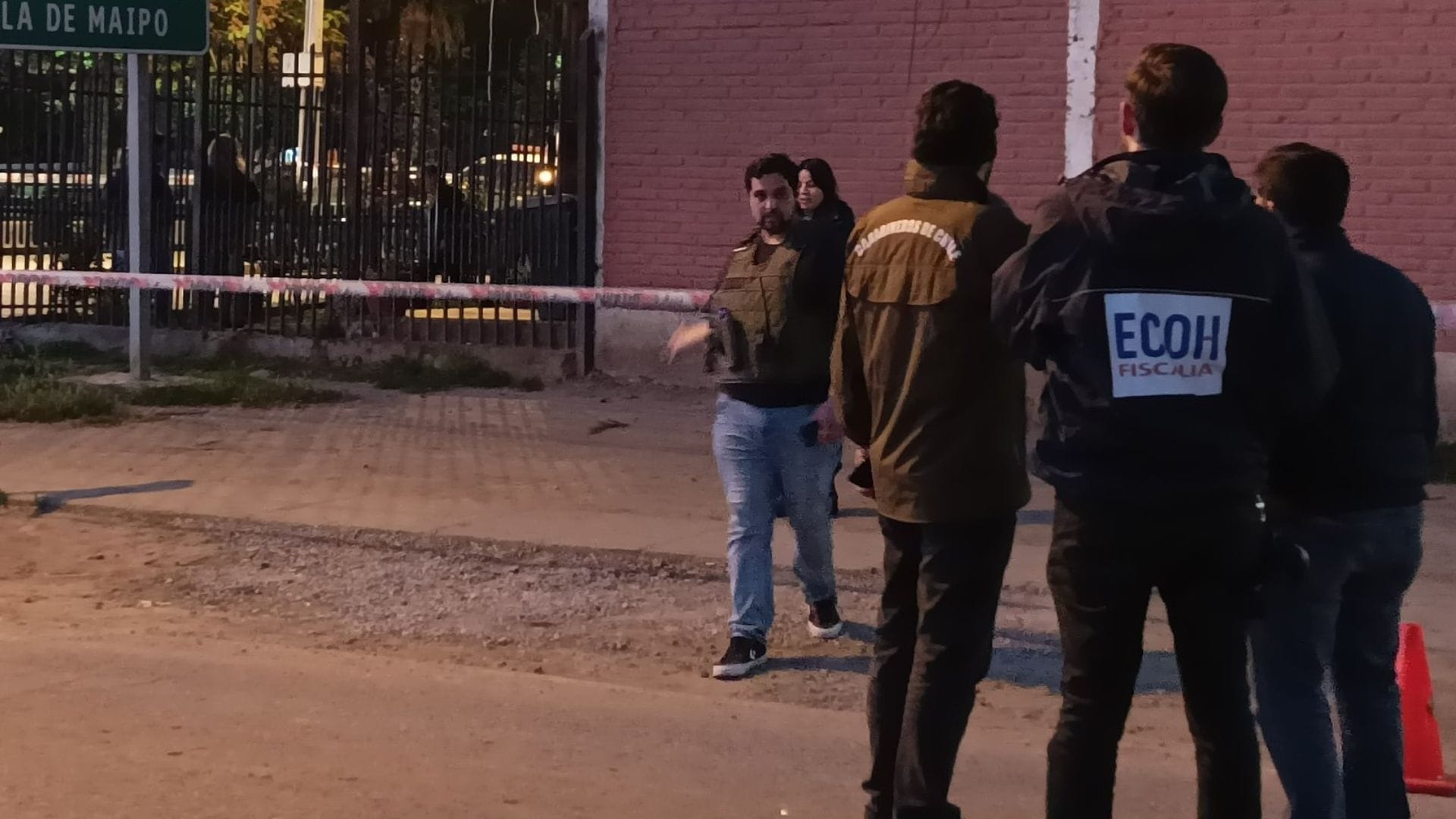 Sujetos le dispararon y huyeron: Joven de 23 años fallece tras recibir un balazo en plena plaza de Lonquén en Talagante