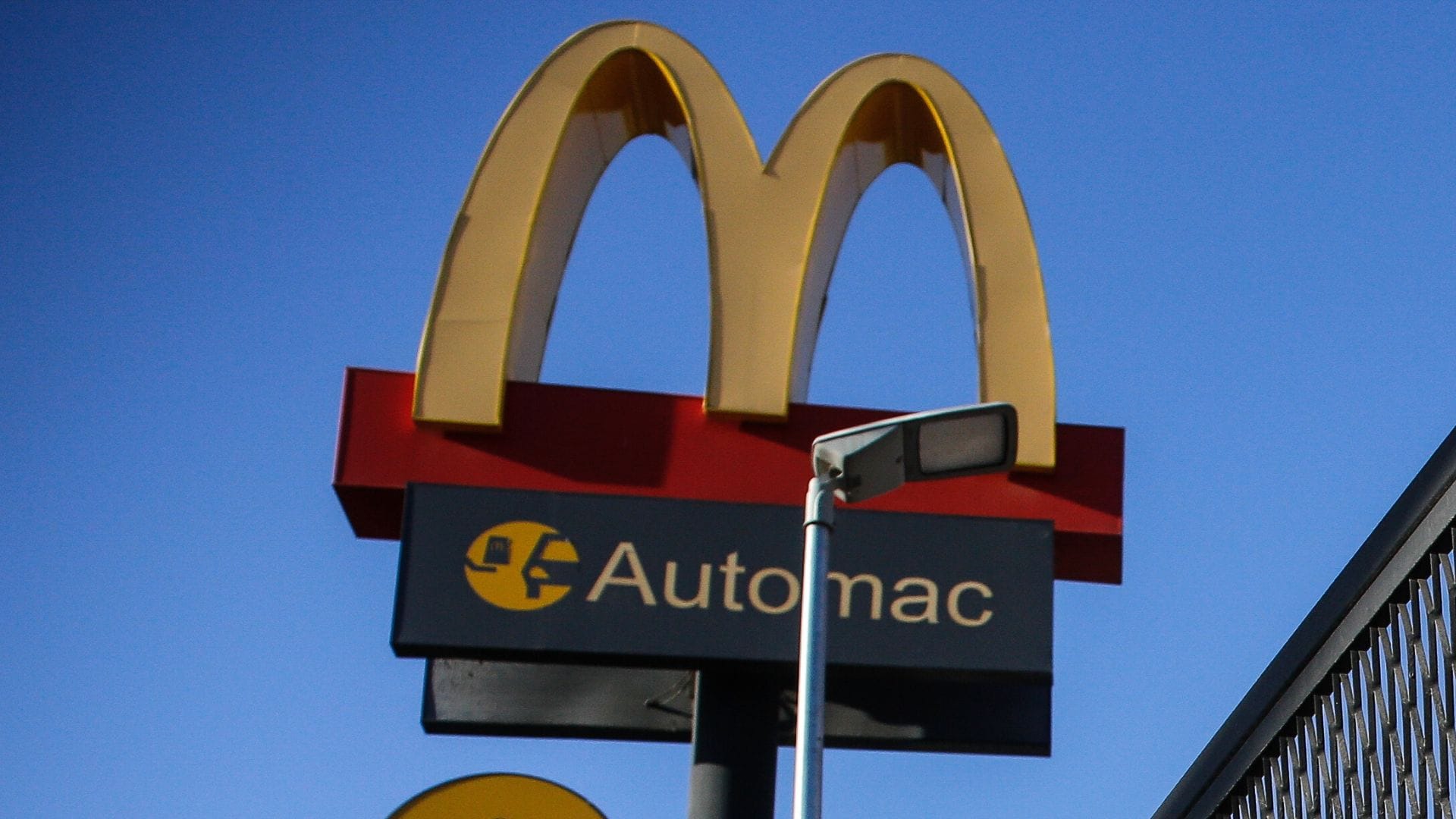 Al menos un muerto y varios hospitalizados tras intoxicación masiva vinculada a hamburguesa de McDonald’s en Estados Unidos