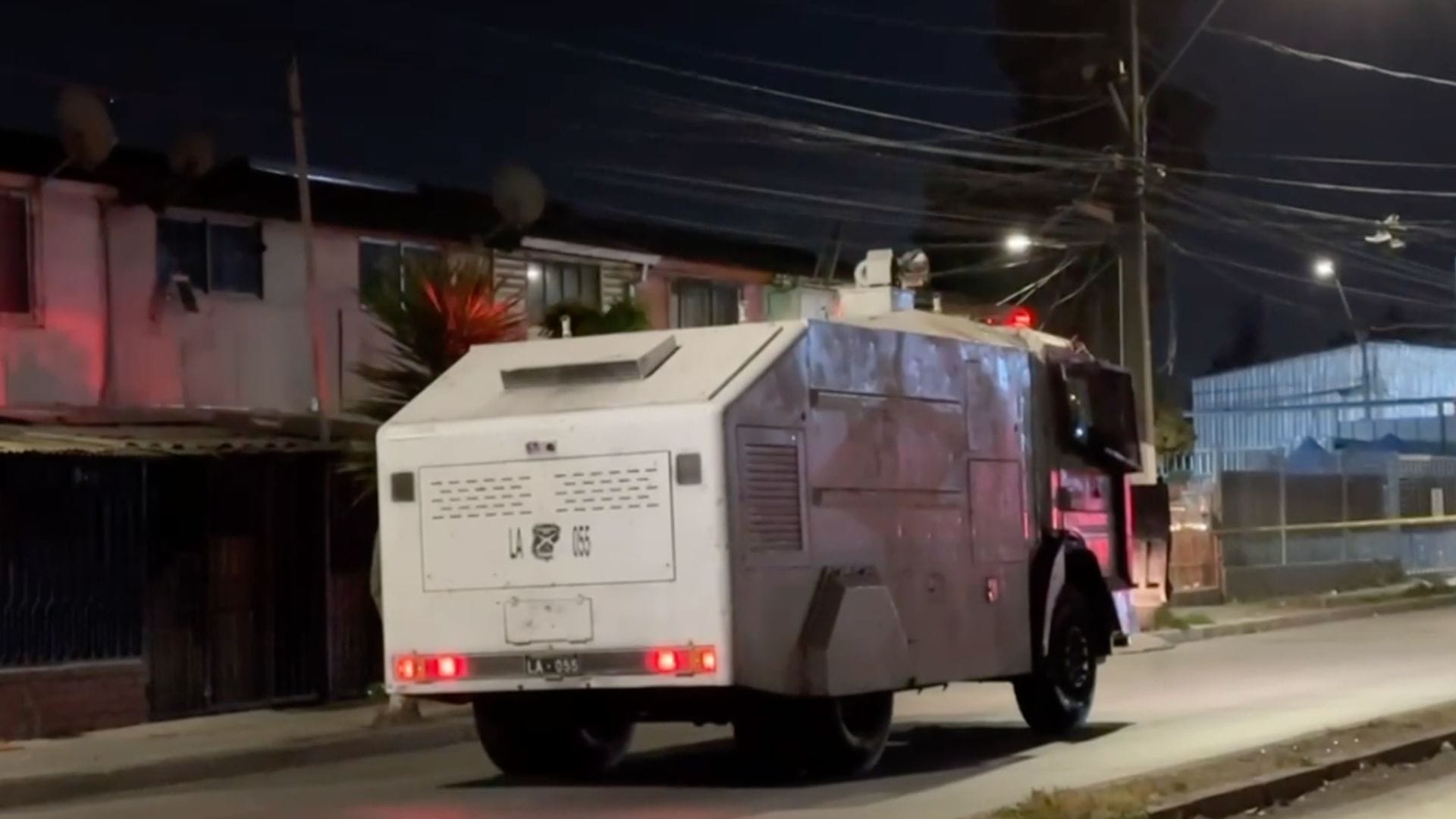 Vecinos atacaron al chofer: Hombre muere tras ser atropellado por un bus del transporte público en San Bernardo