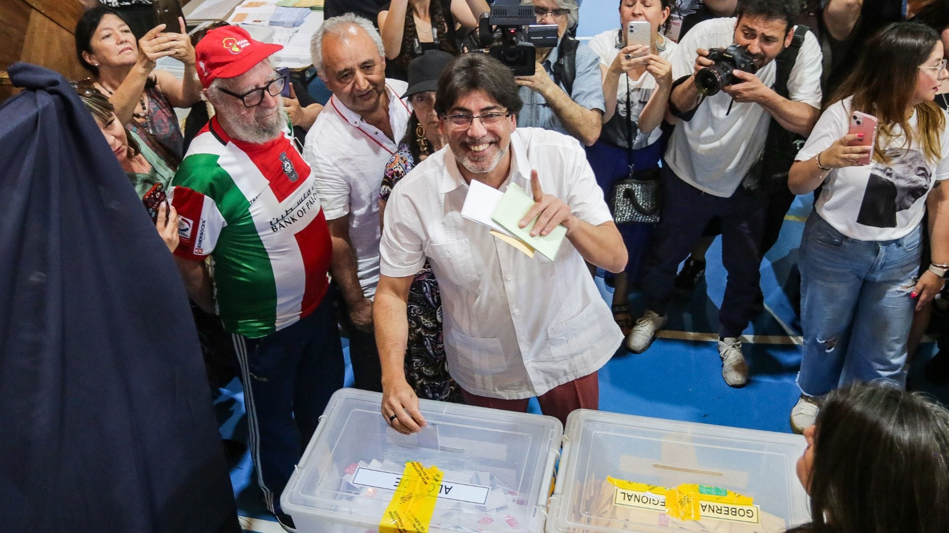 Caos en la mesa 212: Jadue llegó a votar y causó aglomeraciones en escuela de Recoleta