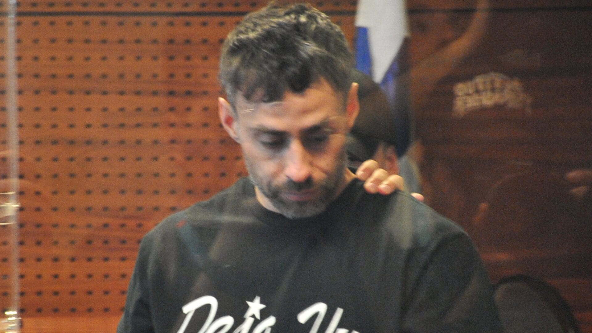 Tras denuncias por violación: Allanan departamento de Jorge Valdivia