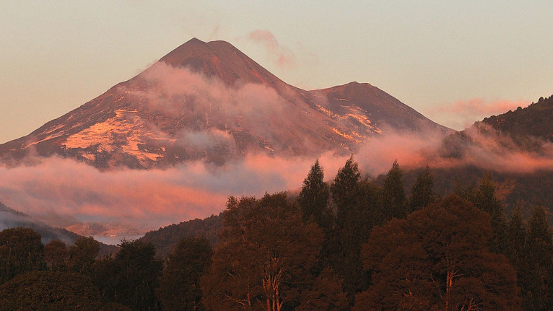 Mujeres sobreviven a caída de 200 metros durante ascenso al volcán Llaima: nieve amortiguó su caída