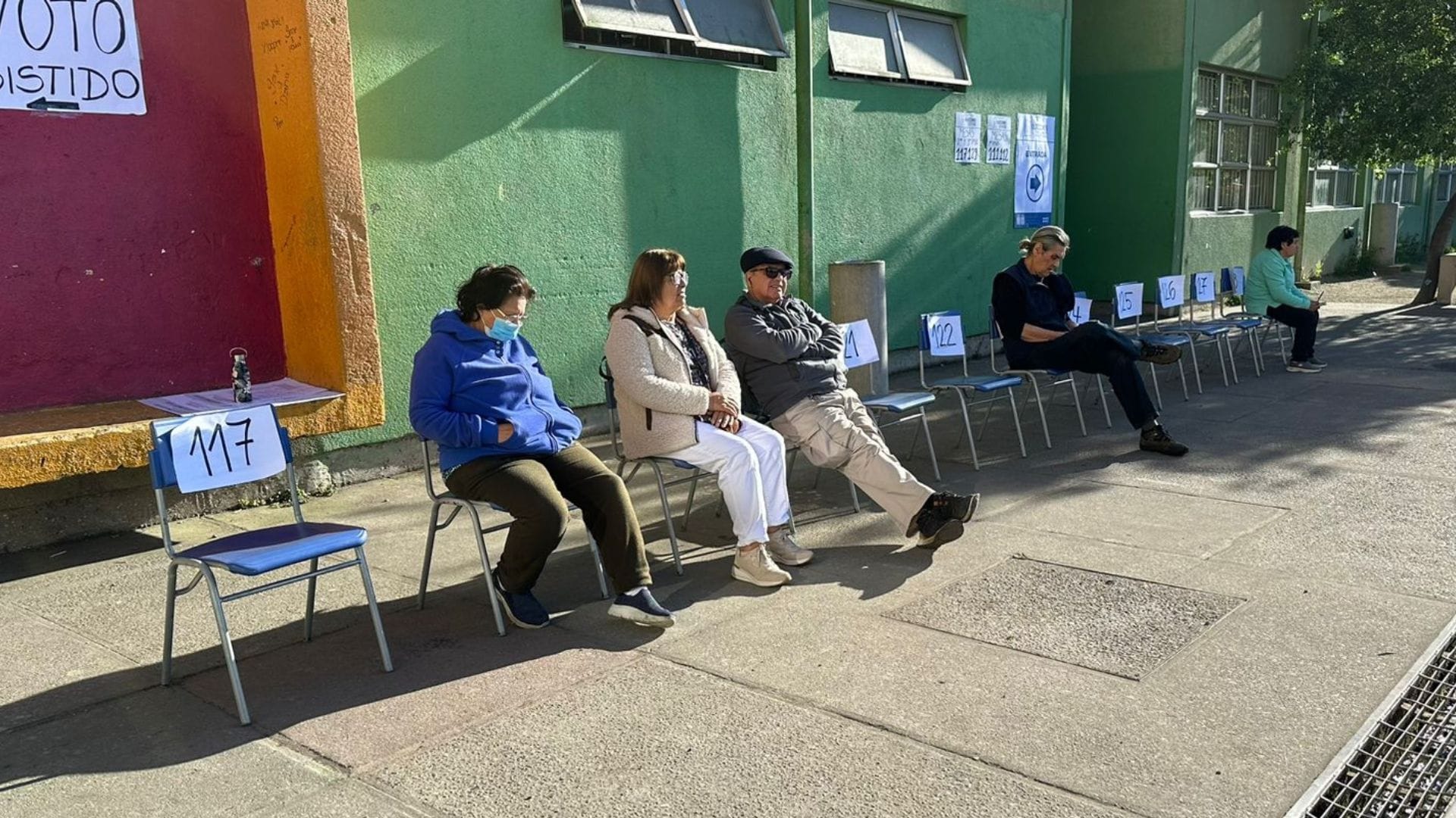 Esperando a los vocales de mesa: Así comienzan las elecciones en el Gran Concepción