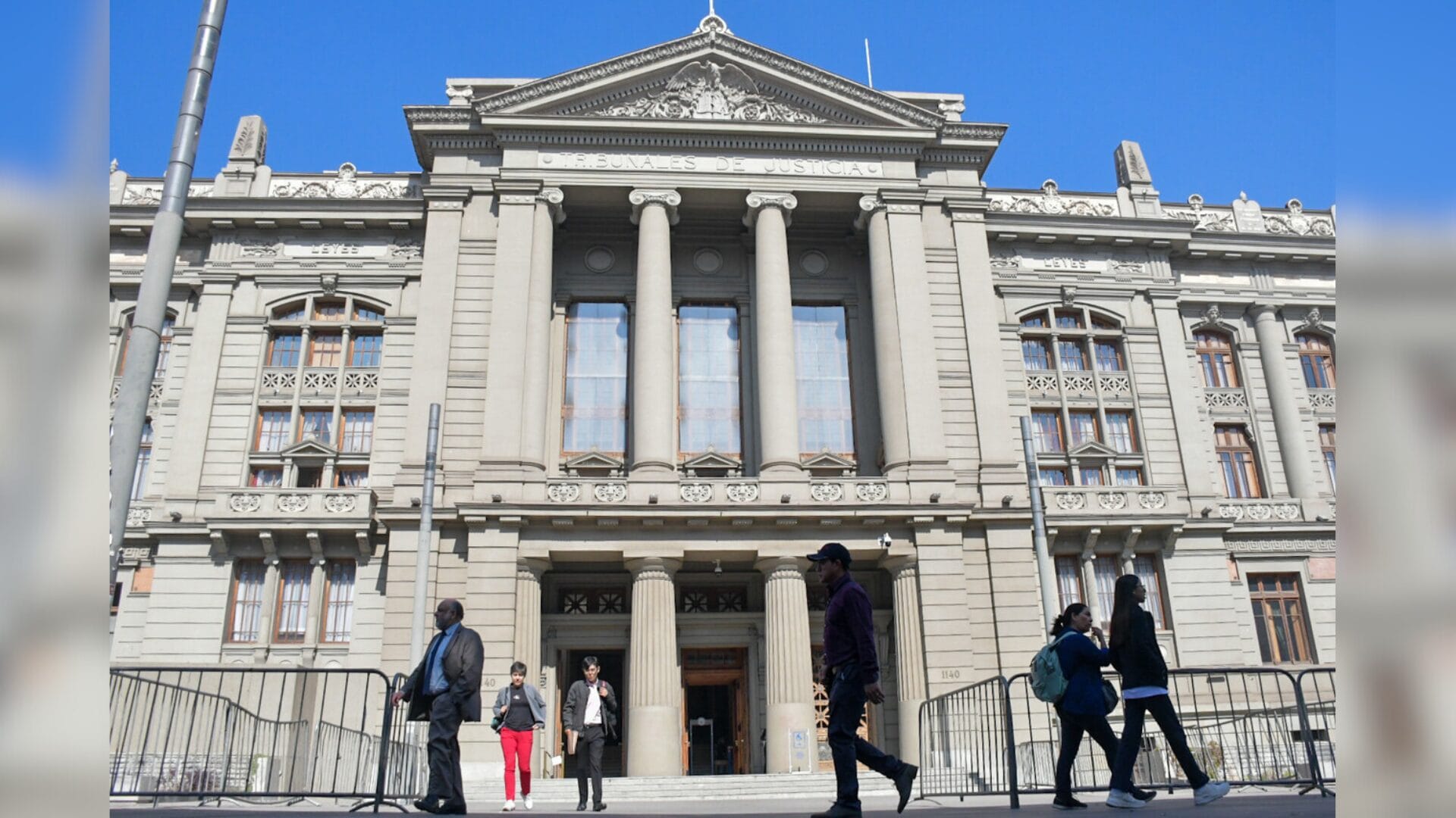 Hombre se intentó quemar a lo bonzo en el exterior del Palacio de Tribunales en Santiago