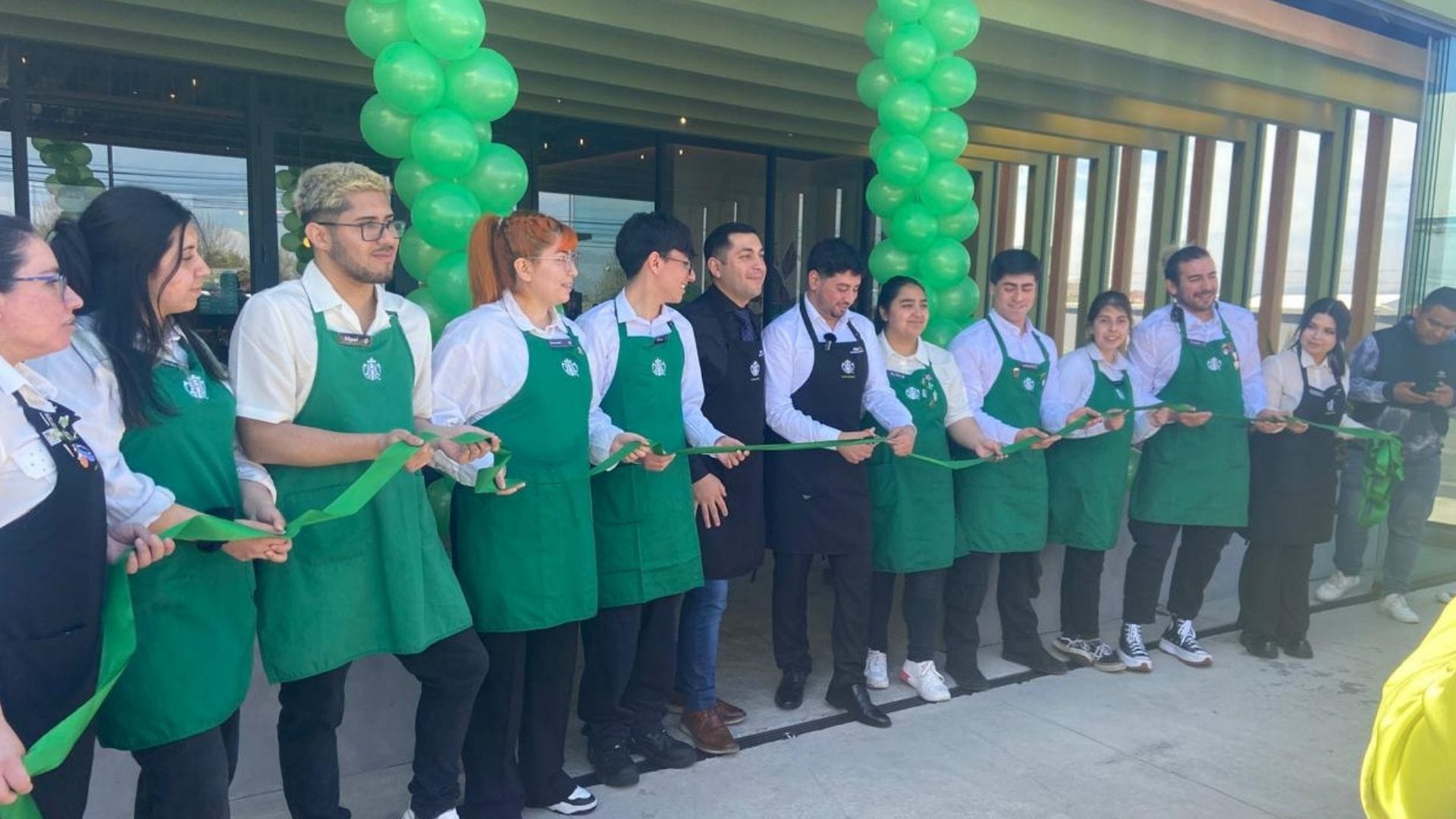 Así fue la inauguración del Starbucks “Drive Thru” de Talcahuano