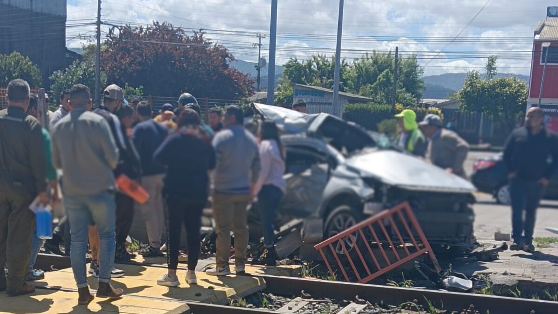 Vehículo SUV queda destruido tras impacto con convoy del Biotren: Conductor está gravemente herido