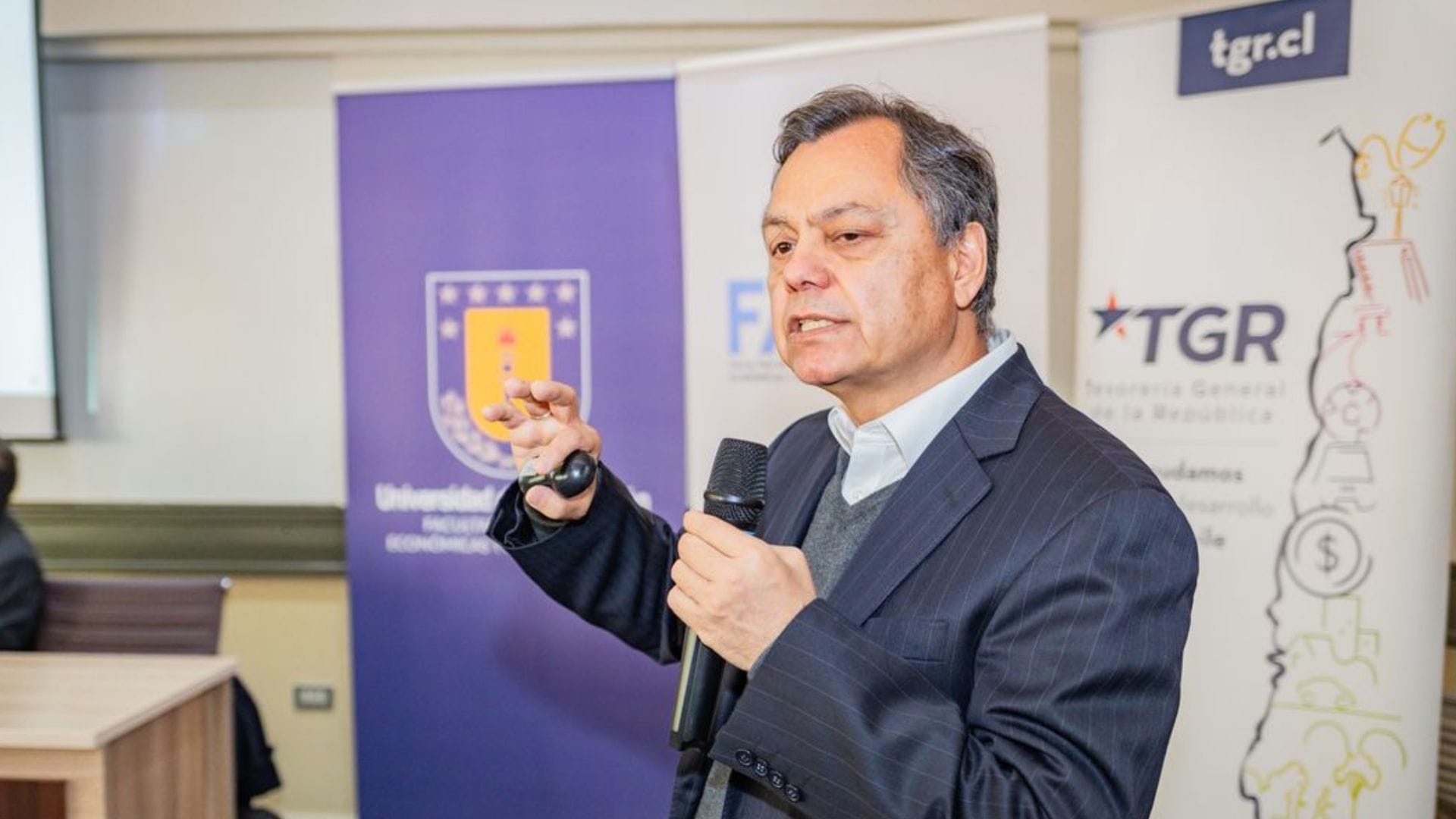 Economista hace un llamado a prevenir el sobreendeudamiento con plataformas no reguladas: “Muchas veces son fraudulentas”