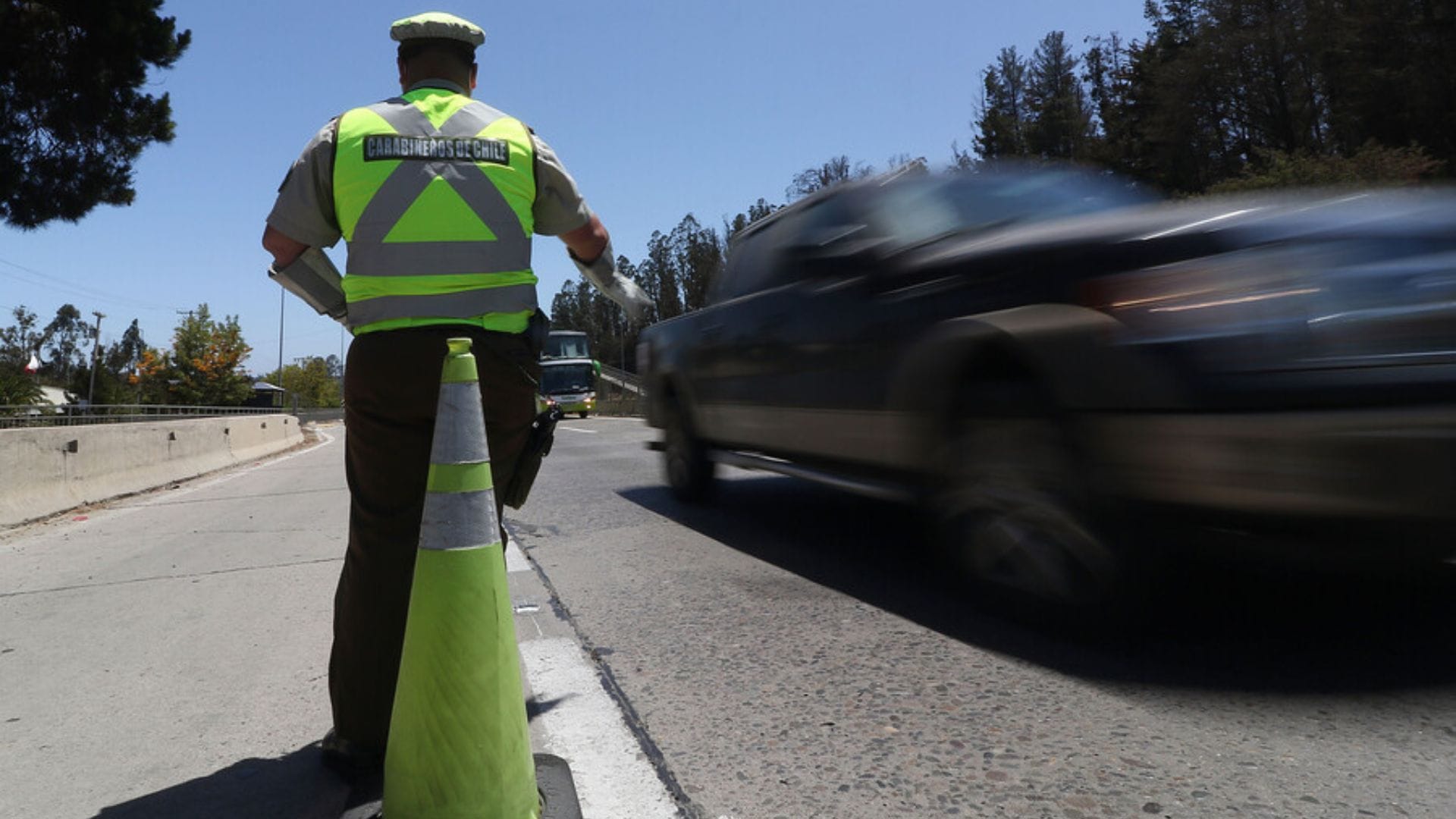Persecución en Alto Hospicio termina con choque: Sujeto conducía auto robado y quiso evadir control policial