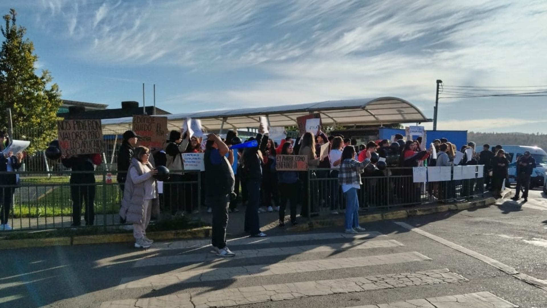 Apoderados y alumnos protestan a las afueras del Colegio Almondale Lomas tras suspensión de actividades para los cuartos medios